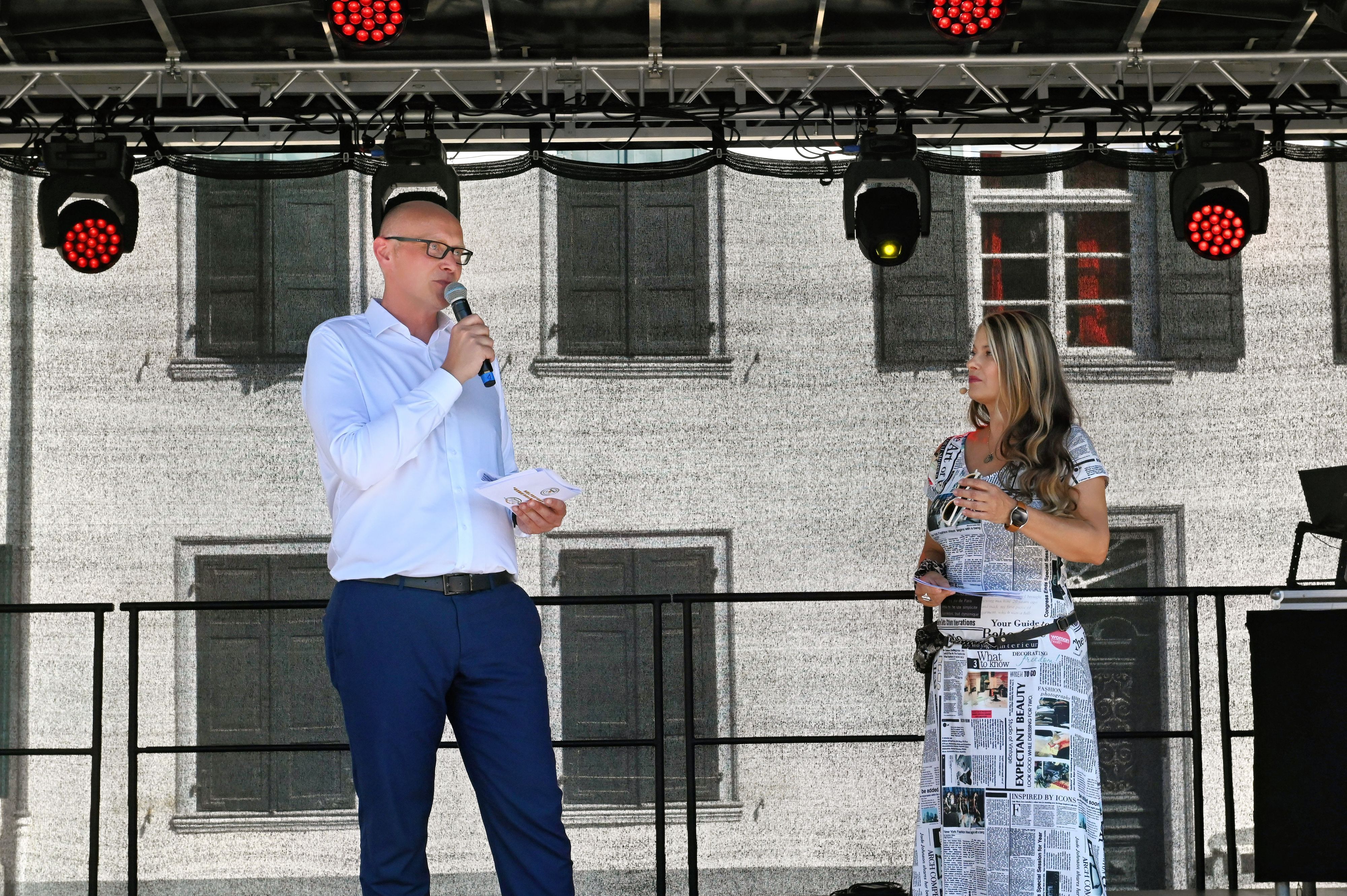 Bad Münstereifels Bürgermeister Sebastian Glatzel und Moderatorin Manuela Klein eröffneten am Samstag das Helferfest zum fünften Jahrestag der Flutkatastrophe.