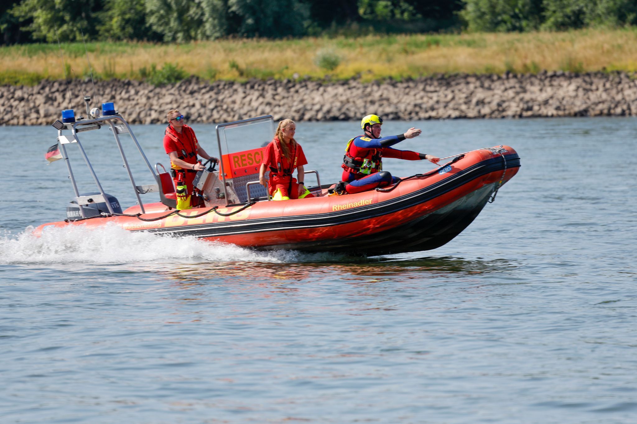 Die DLRG schätzt den Rhein als eines der gefährlichsten Gewässer Deutschlands für Schwimmer ein. (Archivbild)