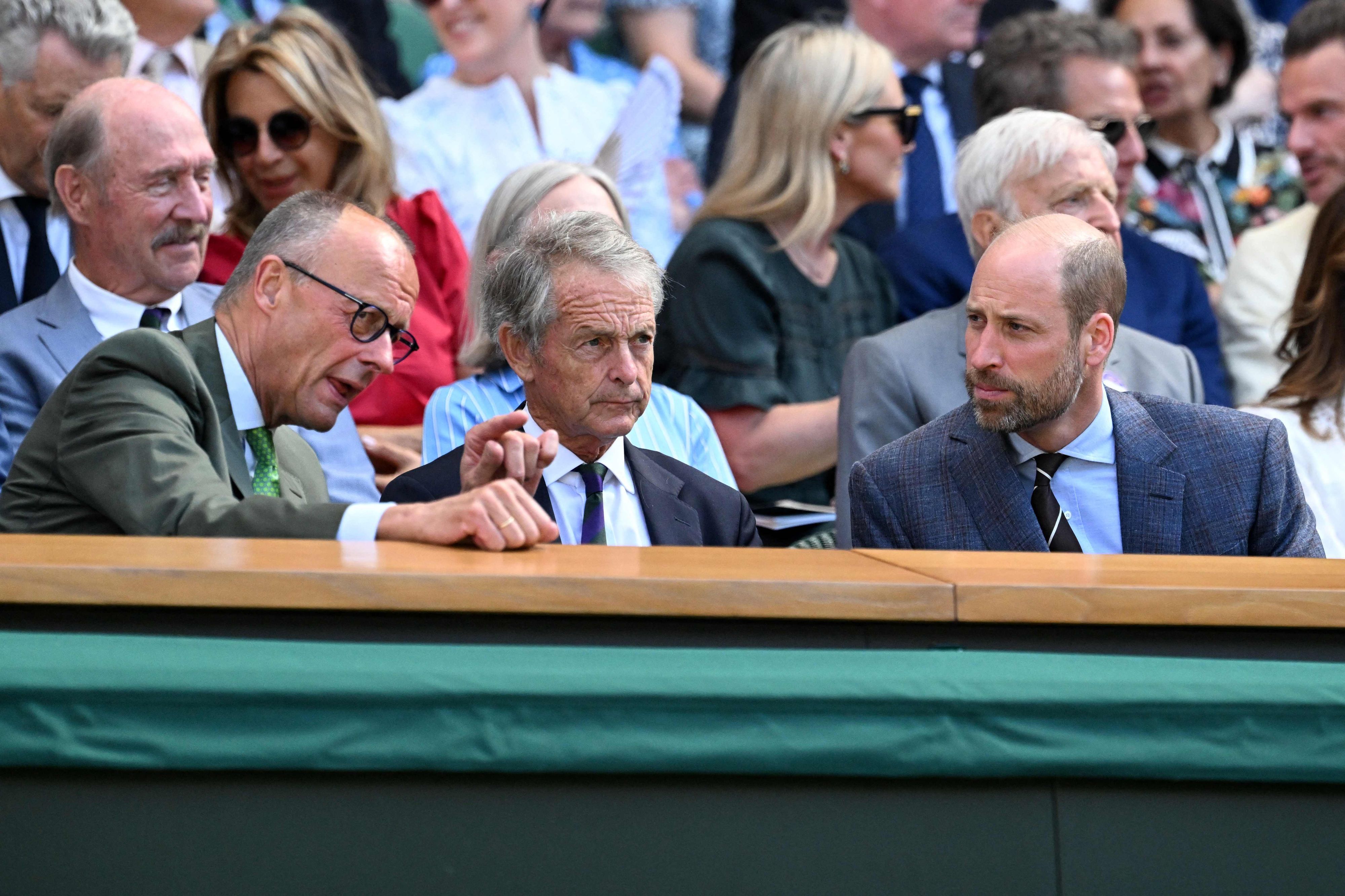 Prinz William unterhält sich in der Royal Box mit Bundeskanzler Friedrich Merz vor dem Wimbledon-Finale der Herren zwischen Jannik Sinner und Alexander Zverev.