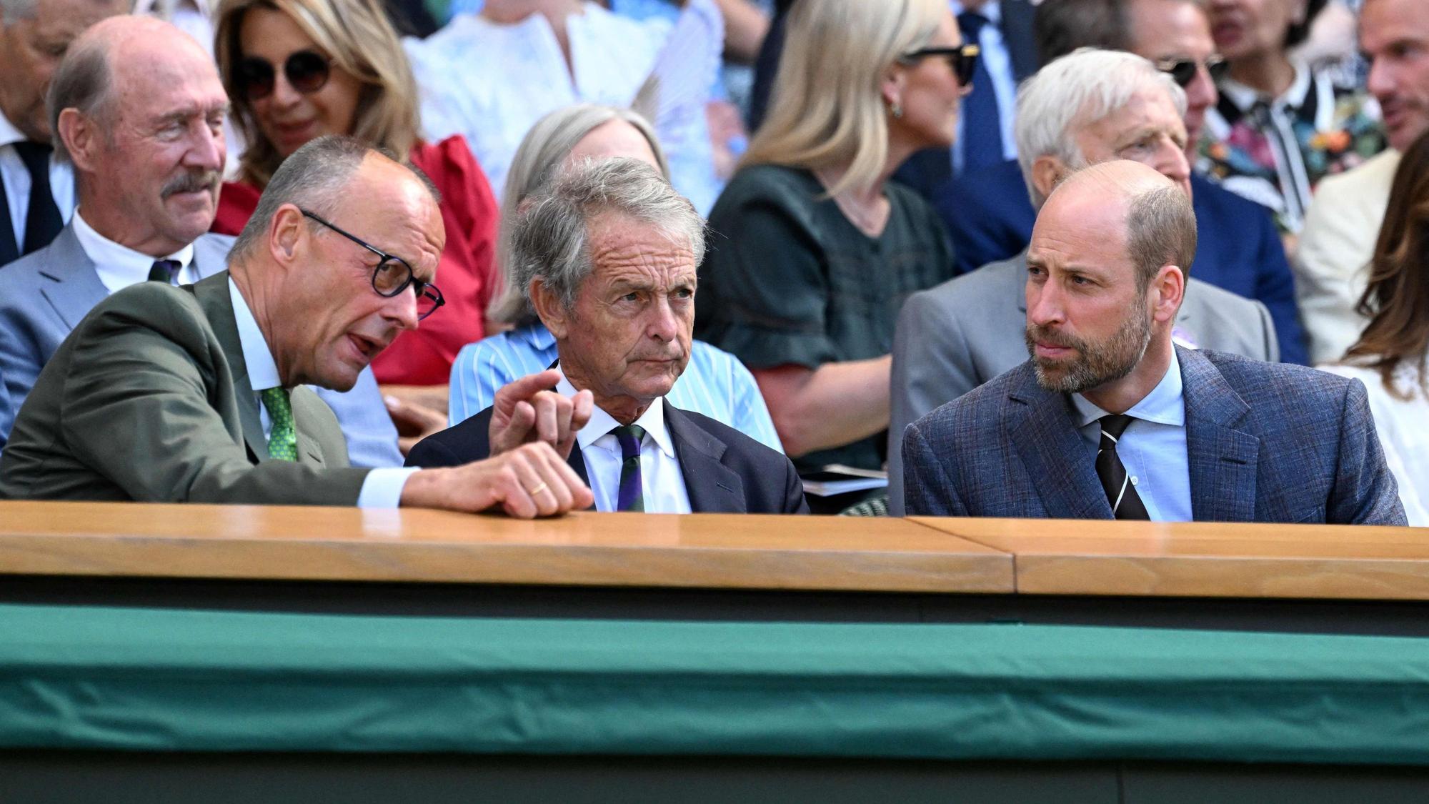 Prinz William unterhält sich in der Royal Box mit Bundeskanzler Friedrich Merz vor dem Wimbledon-Finale der Herren zwischen Jannik Sinner und Alexander Zverev.