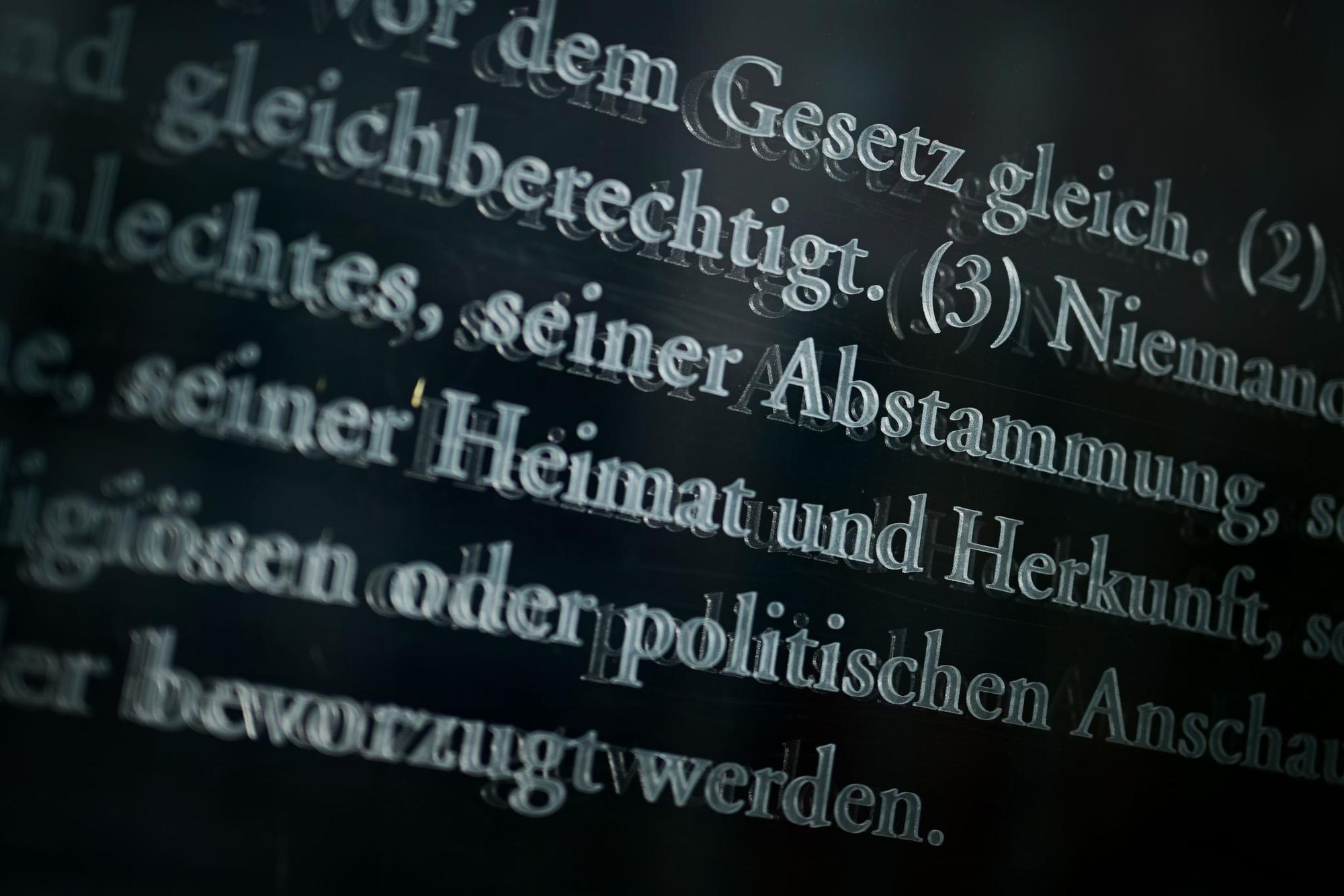 Das Gesetz soll die rechtliche Stellung Benachteiligter gegenüber staatlichen Einrichtungen des Landes stärken. (Symbolbild)