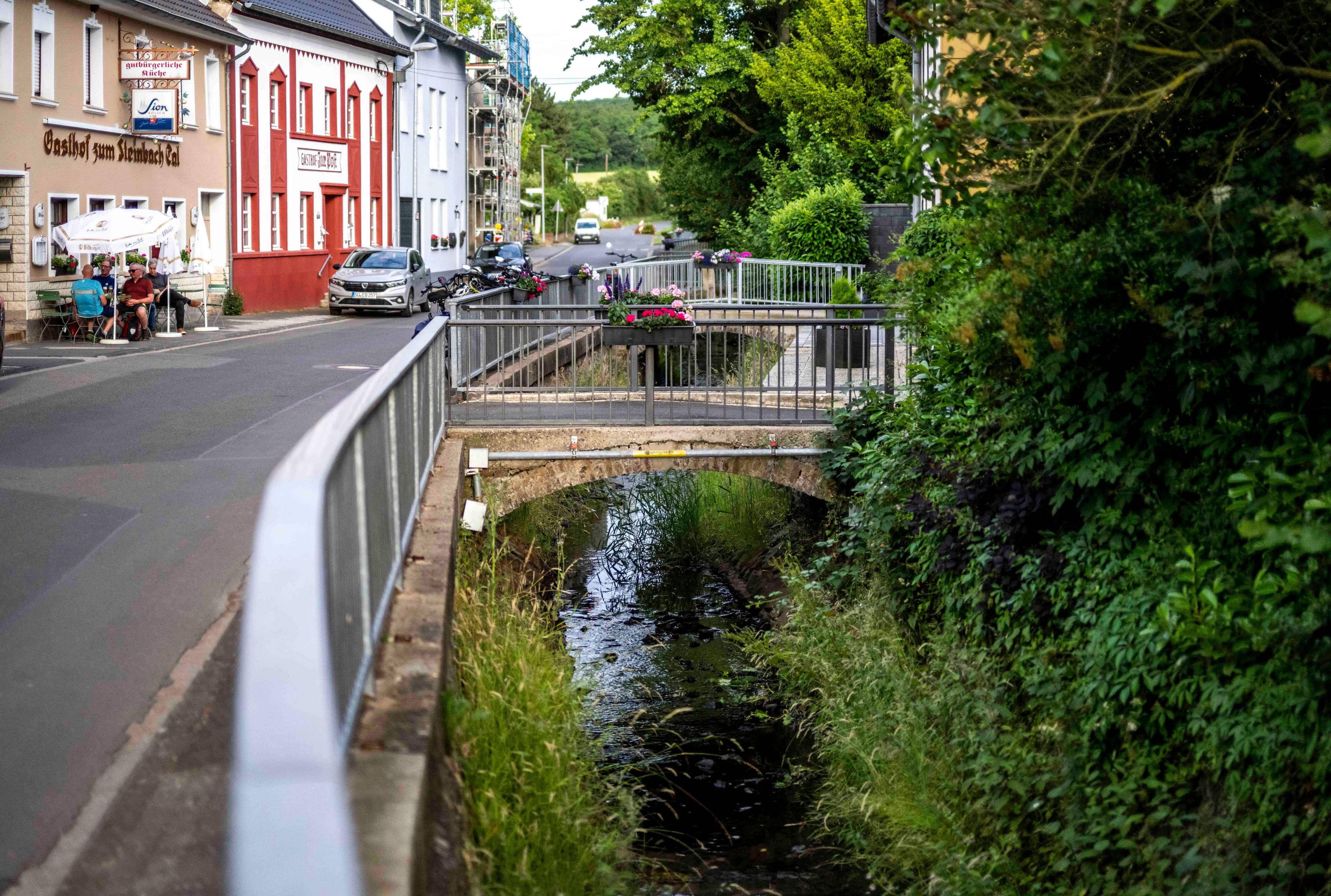 Das Bild zeigt den Sürstbach, der einem Rinnsal gleicht.
