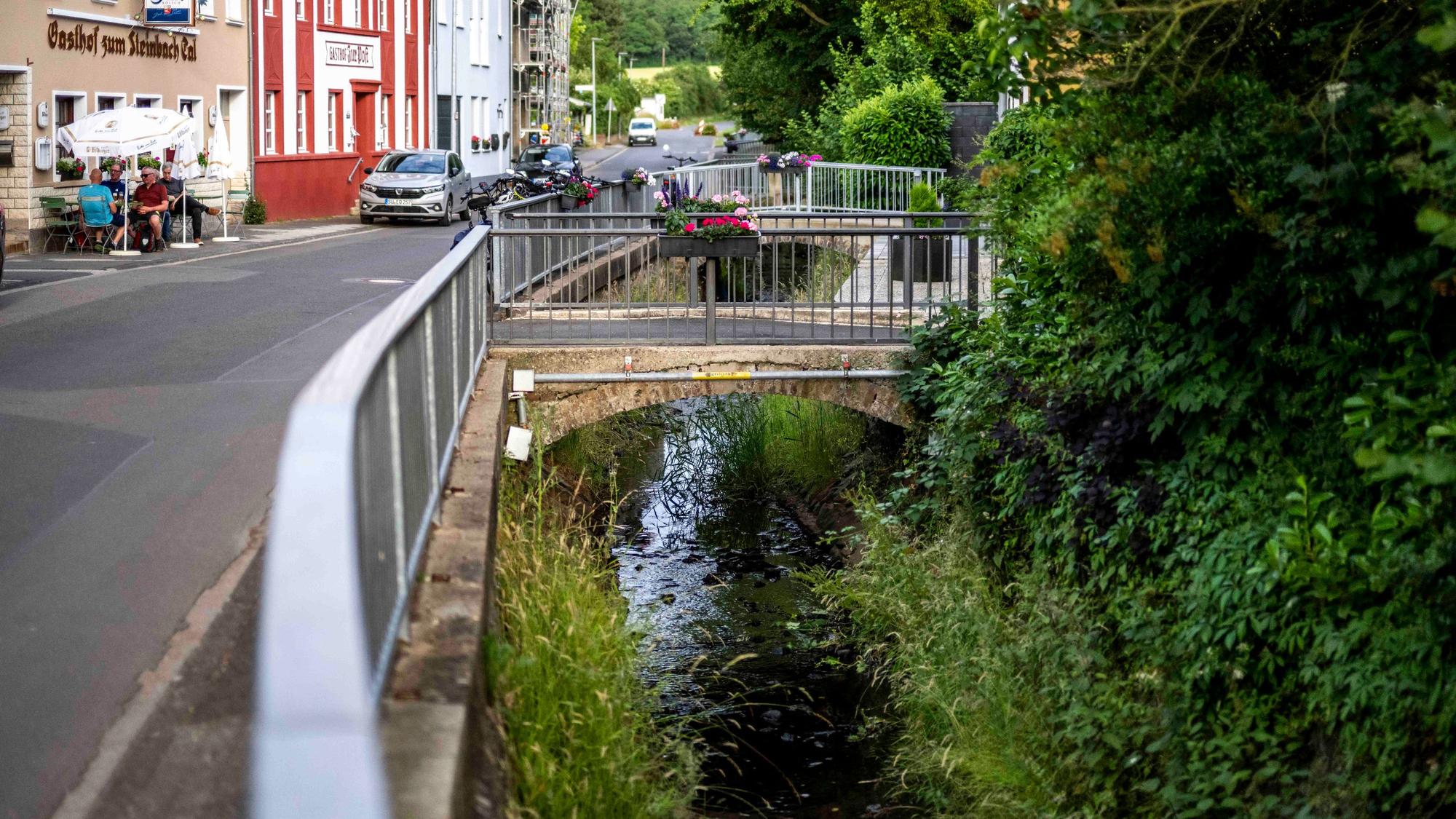Das Bild zeigt den Sürstbach, der einem Rinnsal gleicht.