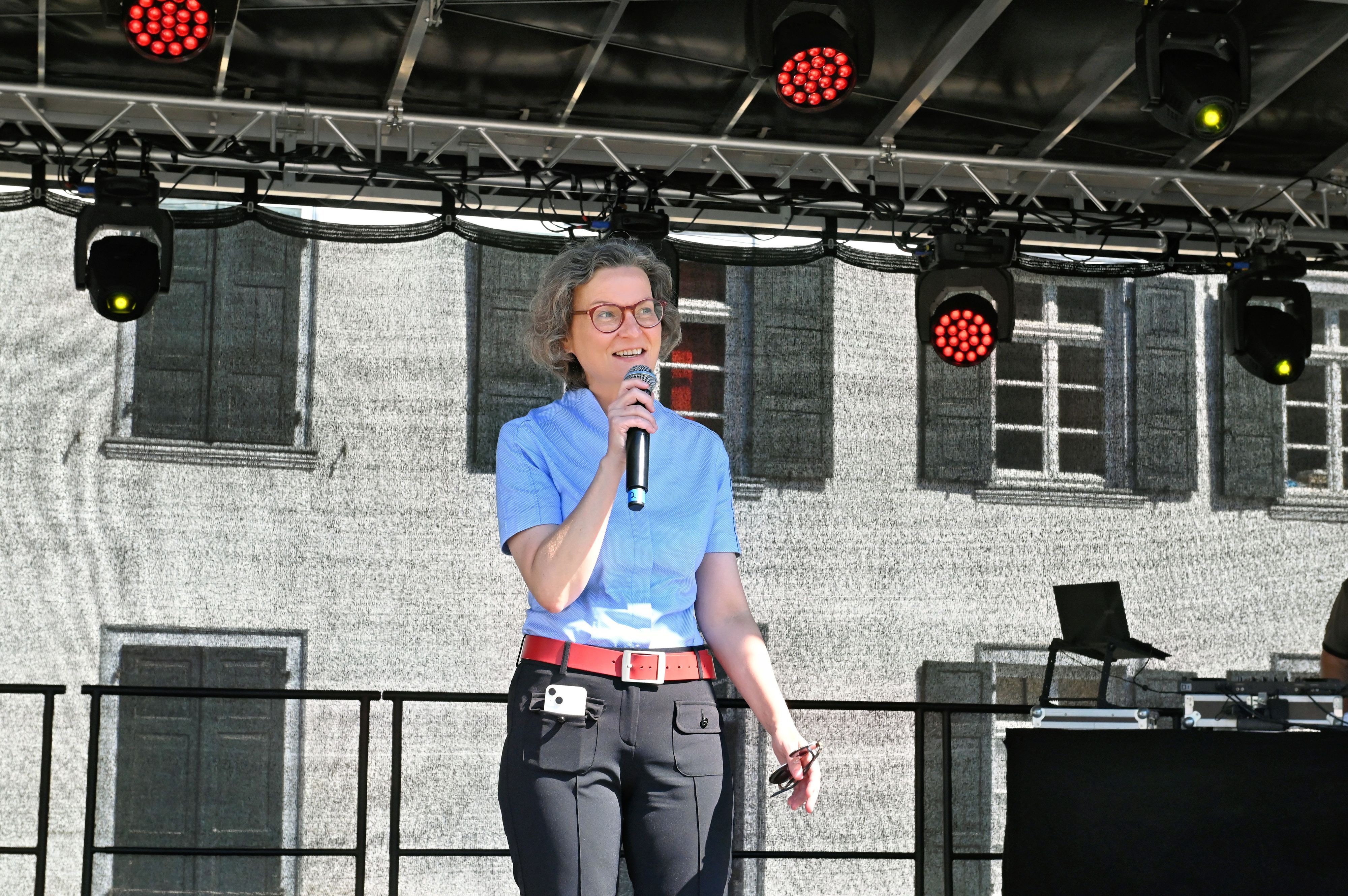 Ministerin Ina Scharrenbach hält eine Rede beim Helferfest 2026 in Bad Münstereifel.
