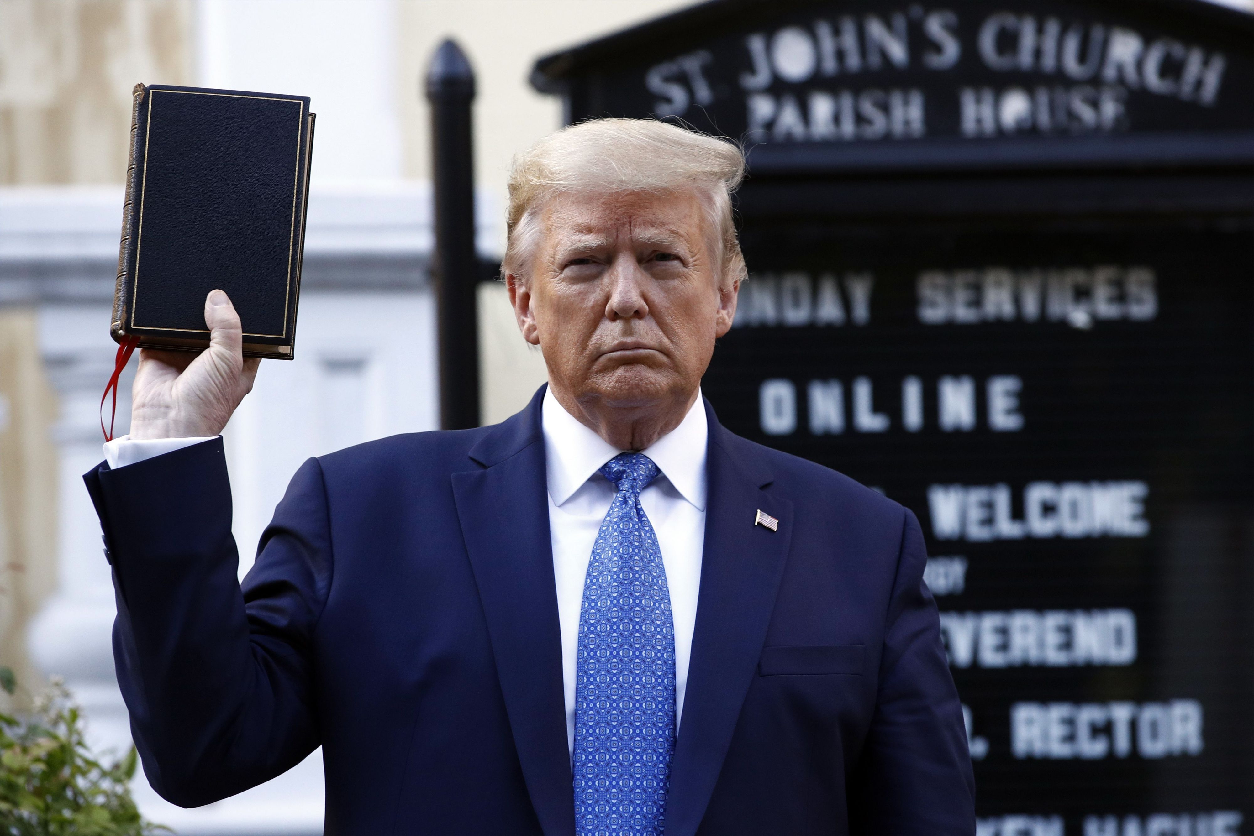 US-Präsident Donald Trump hält vor einer Kirche in Washington eine Bibel hoch (Archivbild)
