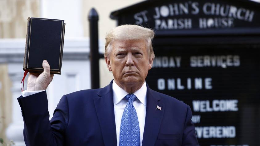 US-Präsident Donald Trump hält vor einer Kirche in Washington eine Bibel hoch (Archivbild)