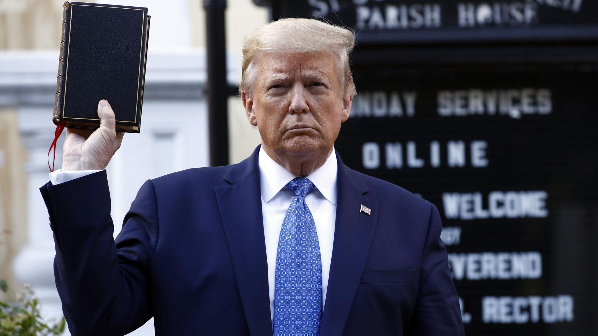 US-Präsident Donald Trump hält vor einer Kirche in Washington eine Bibel hoch (Archivbild)