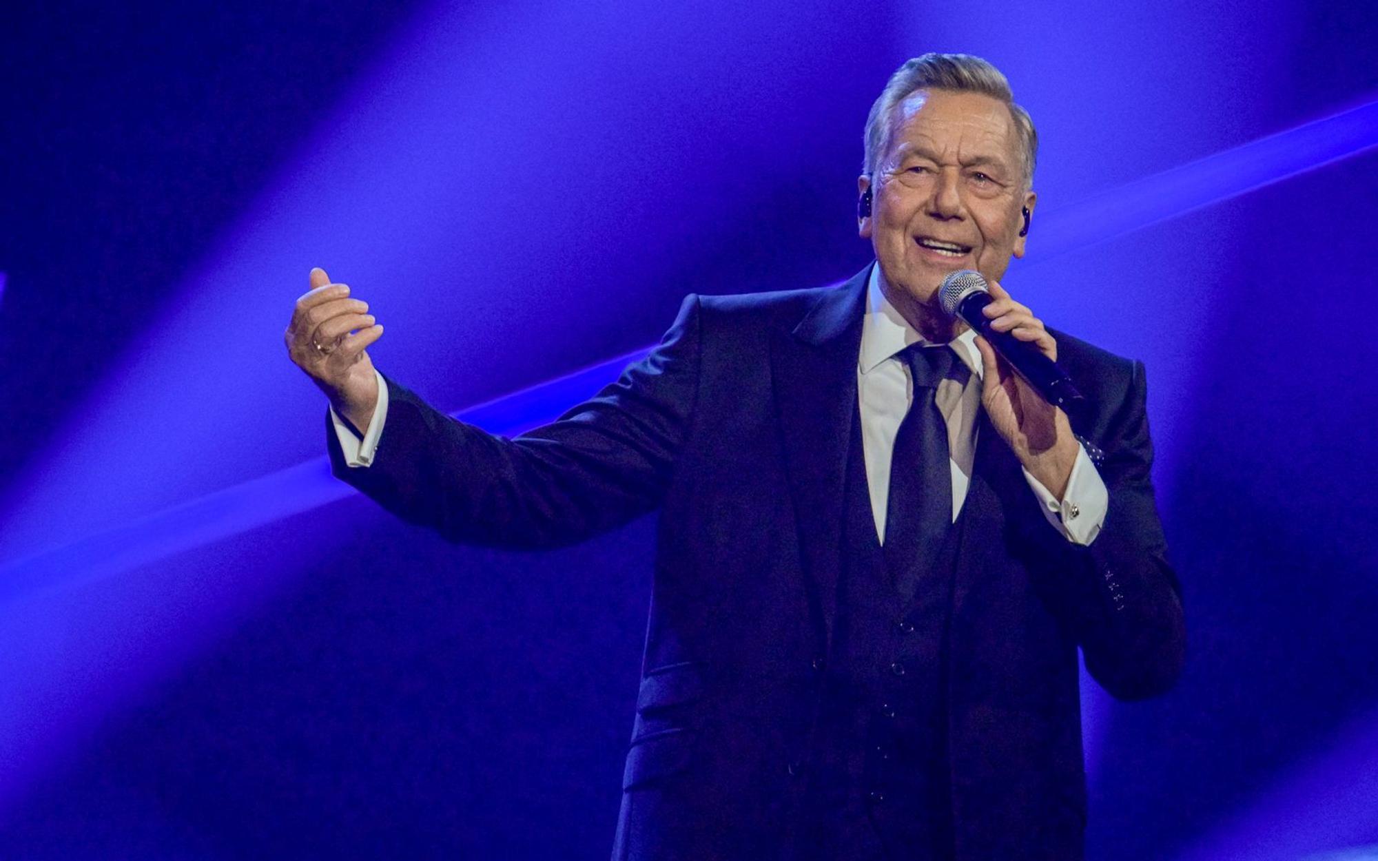 Schlagerstar Roland Kaiser überraschte einen Fan bei „Immer wieder sonntags“ mit einer Videobotschaft. (Bild: 2025 Getty Images/Sascha Schuermann)