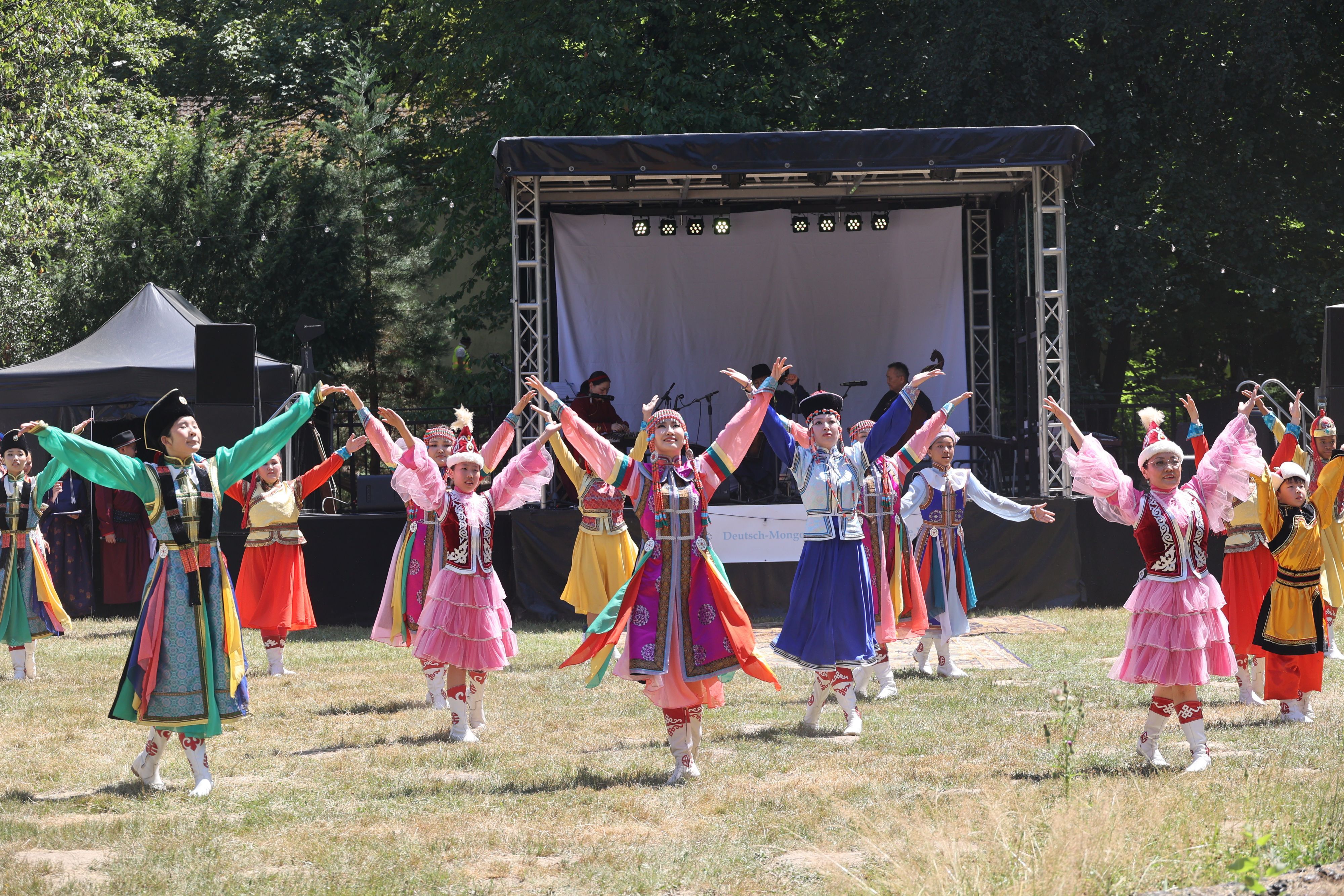 In traditionellen Gewändern präsentierten Kinder, Jugendliche und Erwachsene beim Naadam-Fest in Leichlingen die Kultur und Geschichte der Mongolei.