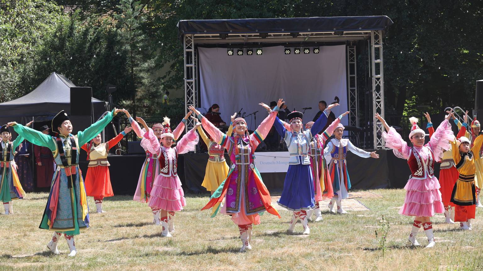 In traditionellen Gewändern präsentierten Kinder, Jugendliche und Erwachsene beim Naadam-Fest in Leichlingen die Kultur und Geschichte der Mongolei.