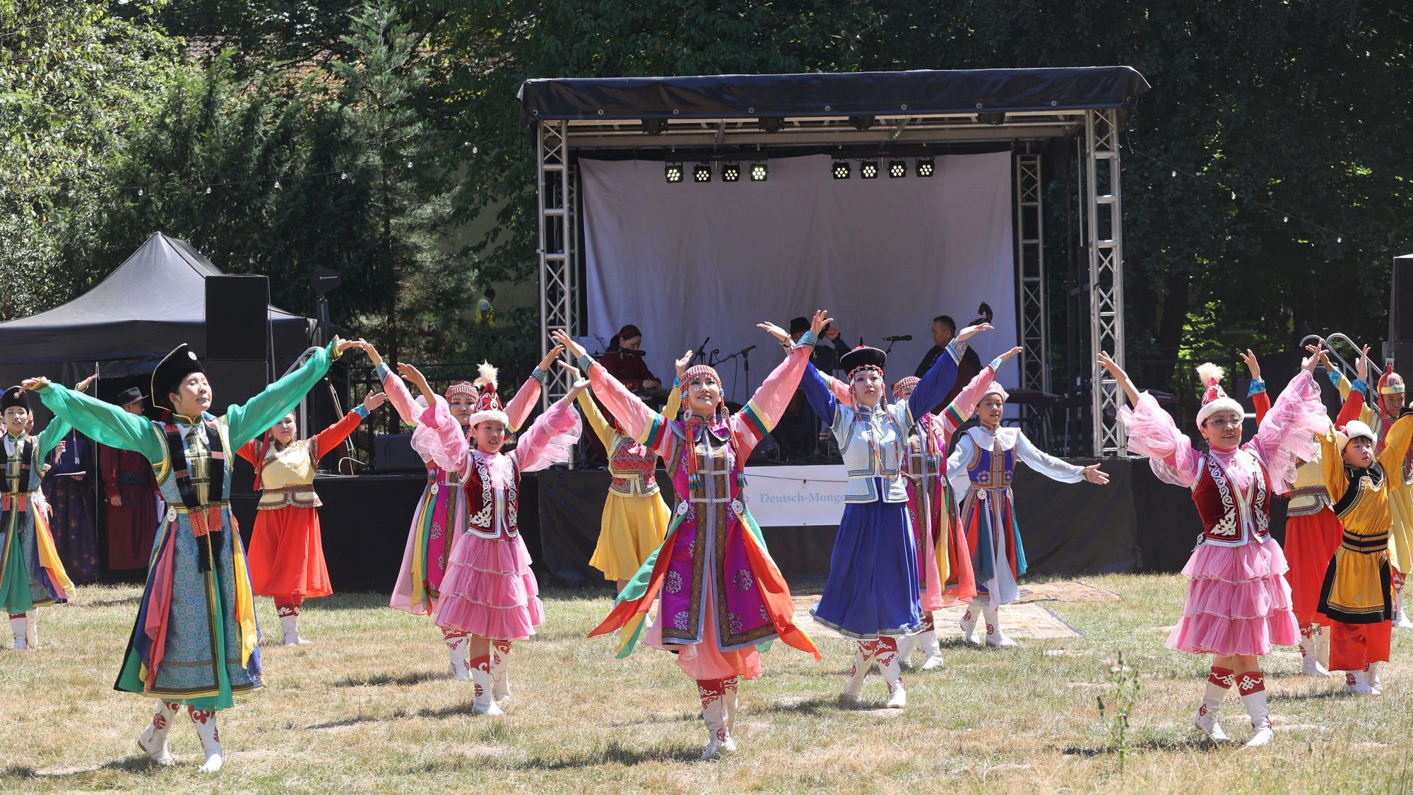 In traditionellen Gewändern präsentierten Kinder, Jugendliche und Erwachsene beim Naadam-Fest in Leichlingen die Kultur und Geschichte der Mongolei.