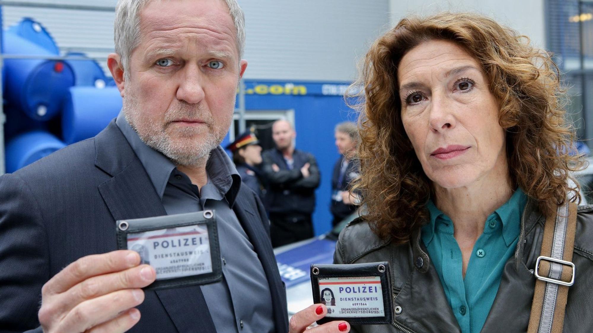 Seit 1999 schon grantelt Moritz Eisner (Harald Krassnitzer) ermittelnd durch Wien und Umgebung. Seine taffe Kollegin Bibi Fellner (Adele Neuhauser) stieß 2011 dazu. (Bild: ARD / Degeto / ORF / Petro Domenigg)