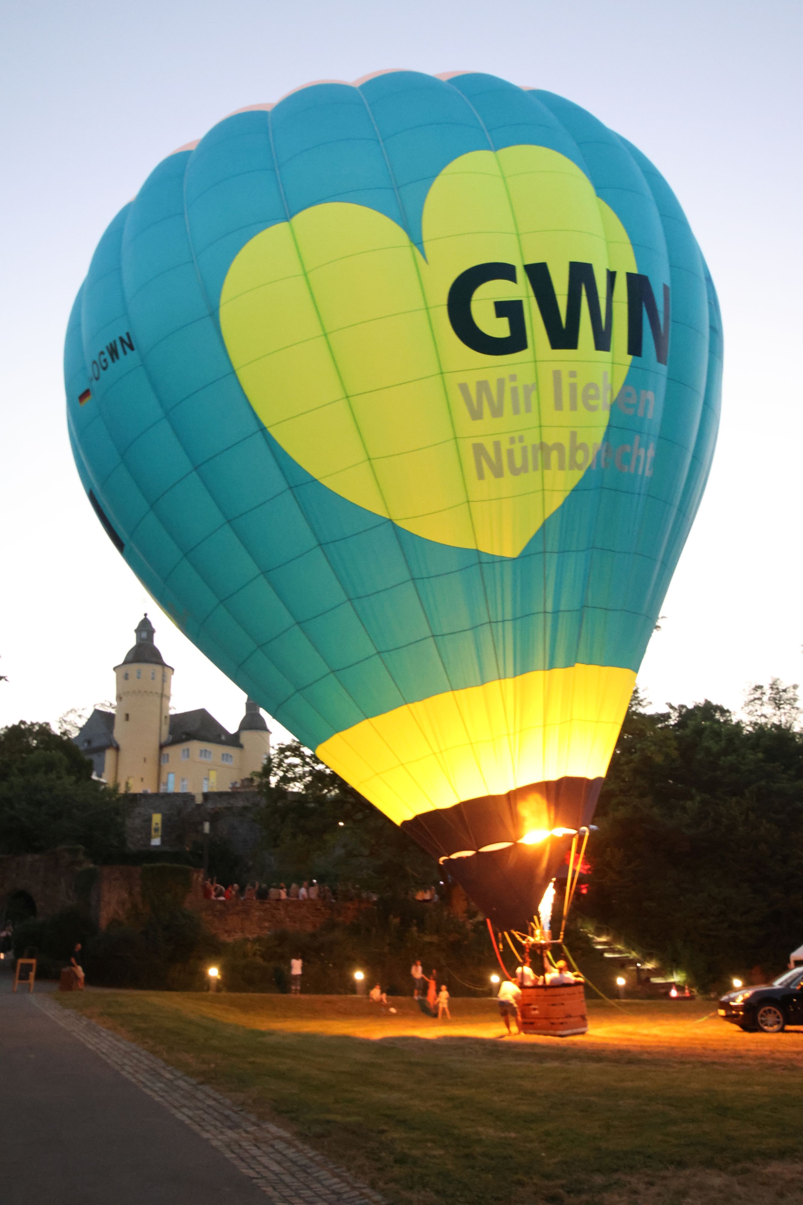 Wegen tückischer Luftströmungen konnte der GWN-Ballon am Freitagabend nicht über dem Gelände von Schloss Homburg in Nümbrecht aufsteigen. Das Ballonglühen erfreute die zahlreichen Besucherinnen und Besucher stattdessen.