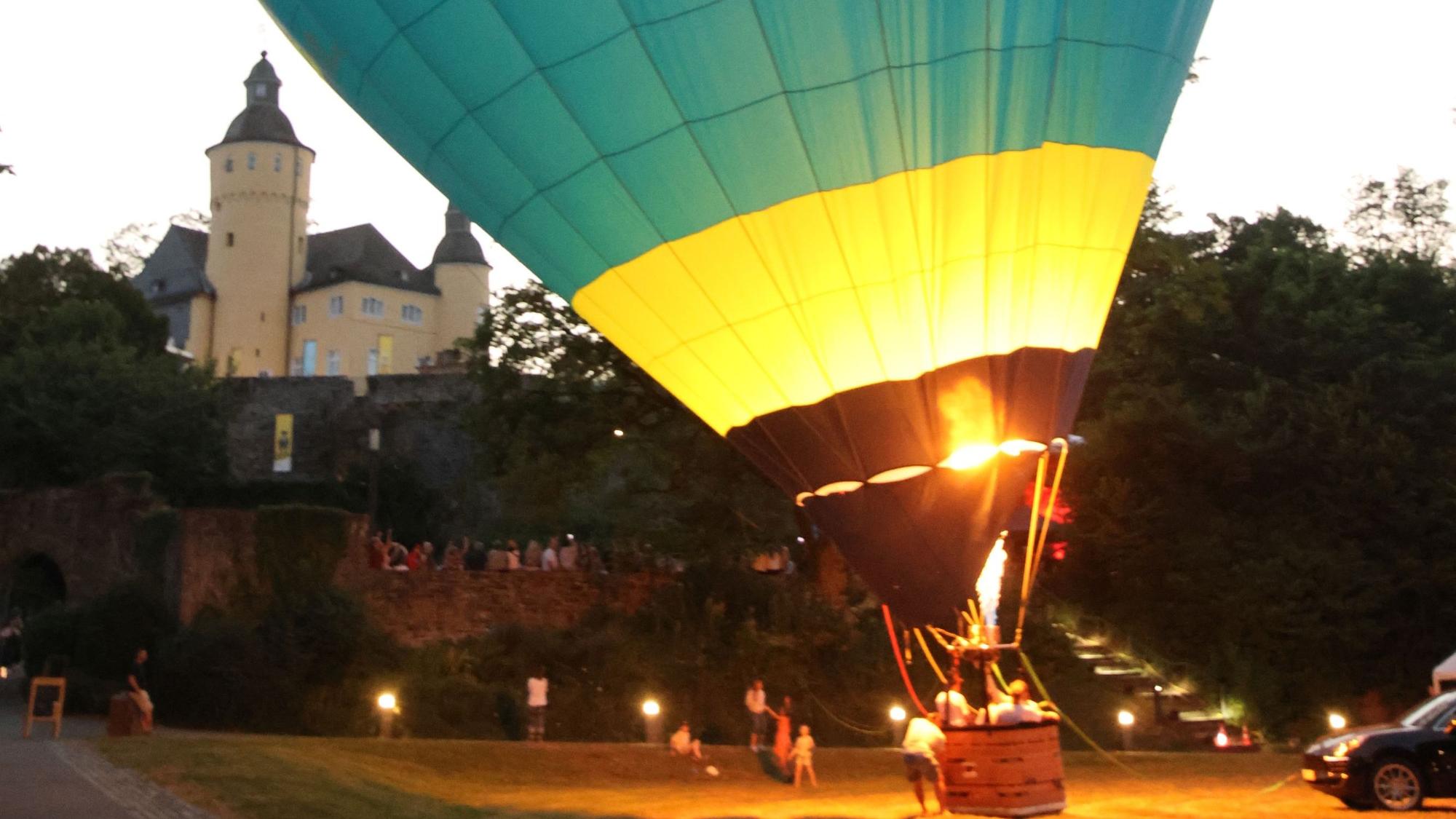Wegen tückischer Luftströmungen konnte der GWN-Ballon am Freitagabend nicht über dem Gelände von Schloss Homburg in Nümbrecht aufsteigen. Das Ballonglühen erfreute die zahlreichen Besucherinnen und Besucher stattdessen.