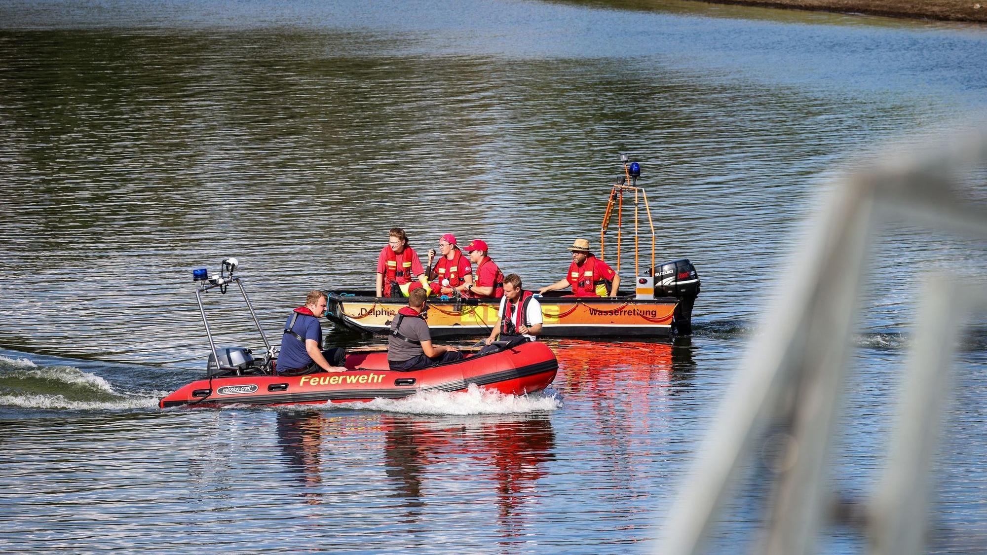 Feuerwehr und DLRG suchten nach dem Vermissten - auch mit Booten.