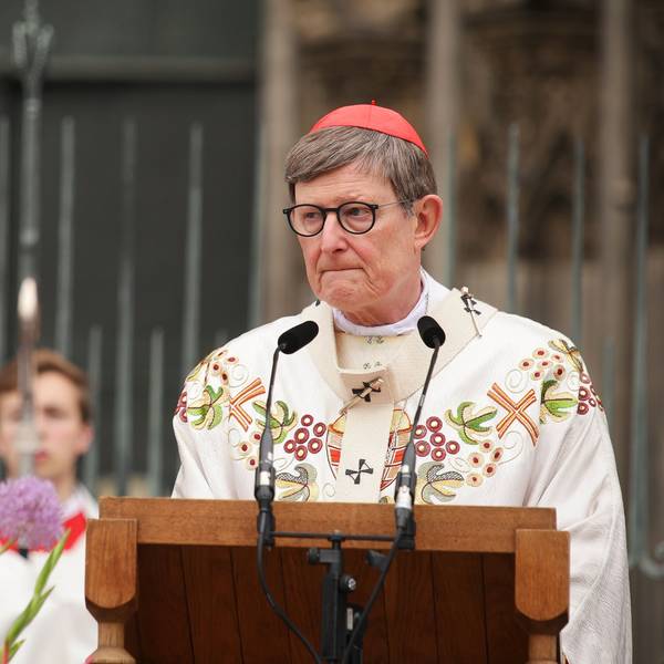 Der Kölner Kardinal Rainer Woelki feiert die Messe zum Fronleichnamsfest 2026 vor dem Dom. (Archivbild)