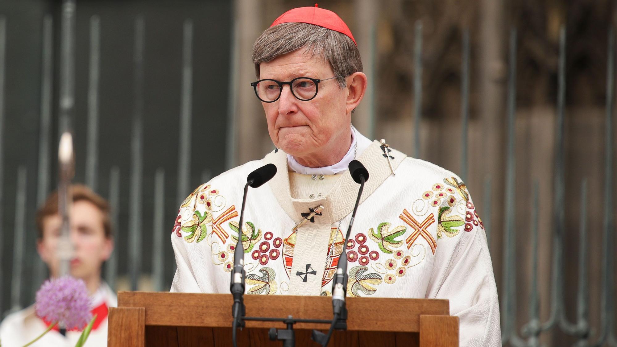 Der Kölner Kardinal Rainer Woelki feiert die Messe zum Fronleichnamsfest 2026 vor dem Dom. (Archivbild)