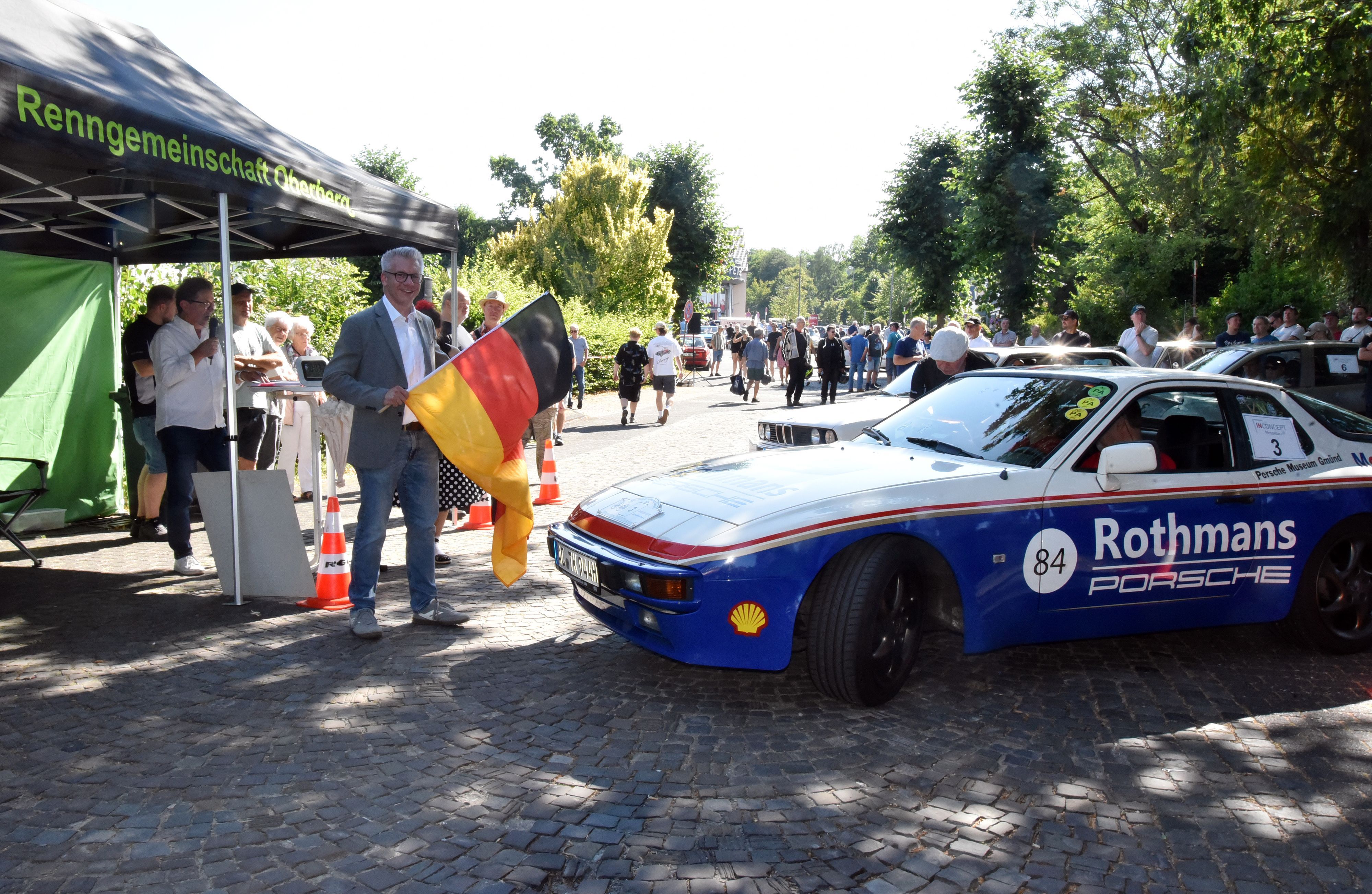 Start einer Oldtimer-Rallye