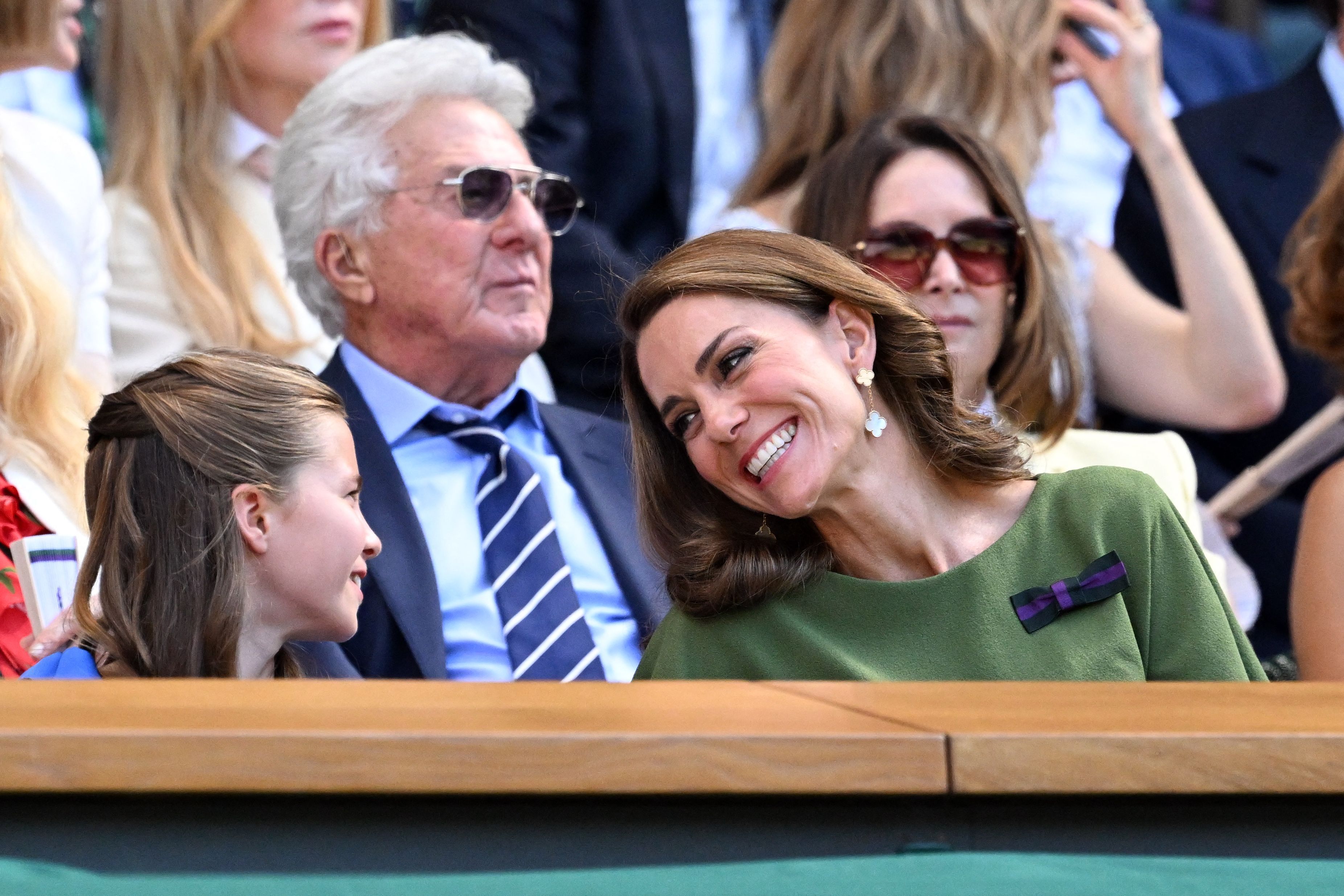 Prinzessin Charlotte und Prinzessin Kate genießen das Herren-Finale in Wimbledon.
