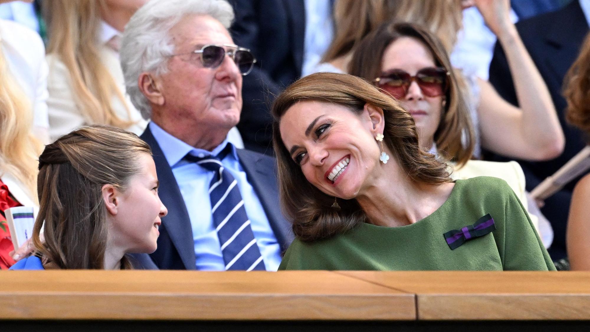 Prinzessin Charlotte und Prinzessin Kate genießen das Herren-Finale in Wimbledon.