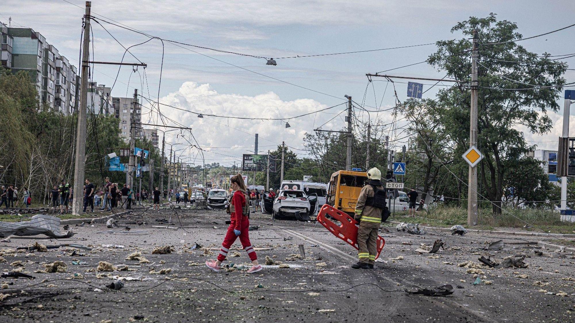 Dieses vom ukrainischen Rettungsdienst zur Verfügung gestellte Foto zeigt Rettungskräfte nach einem russischen Luftangriff