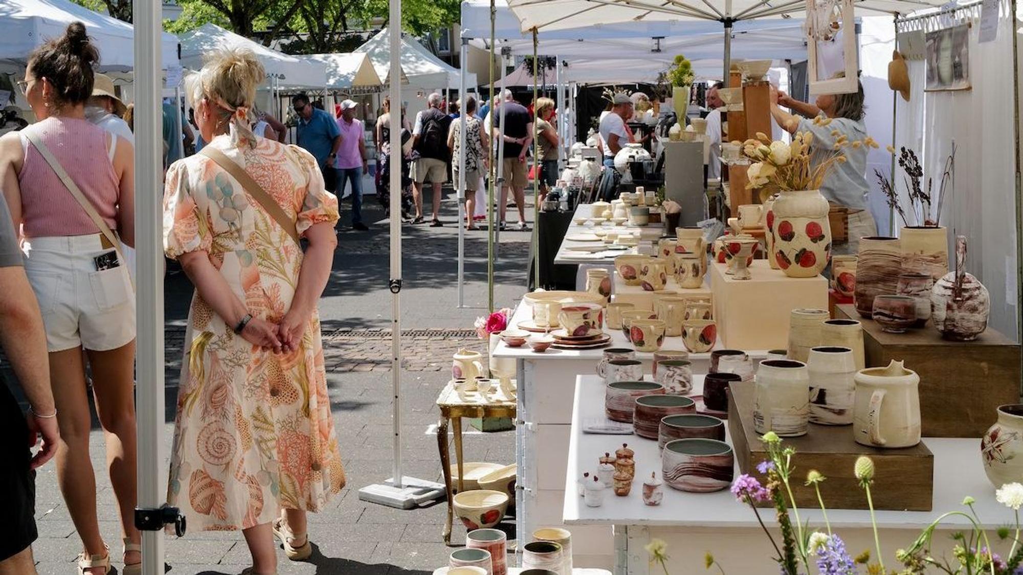 Keramikmarkt auf dem Siegburger Marktplatz.