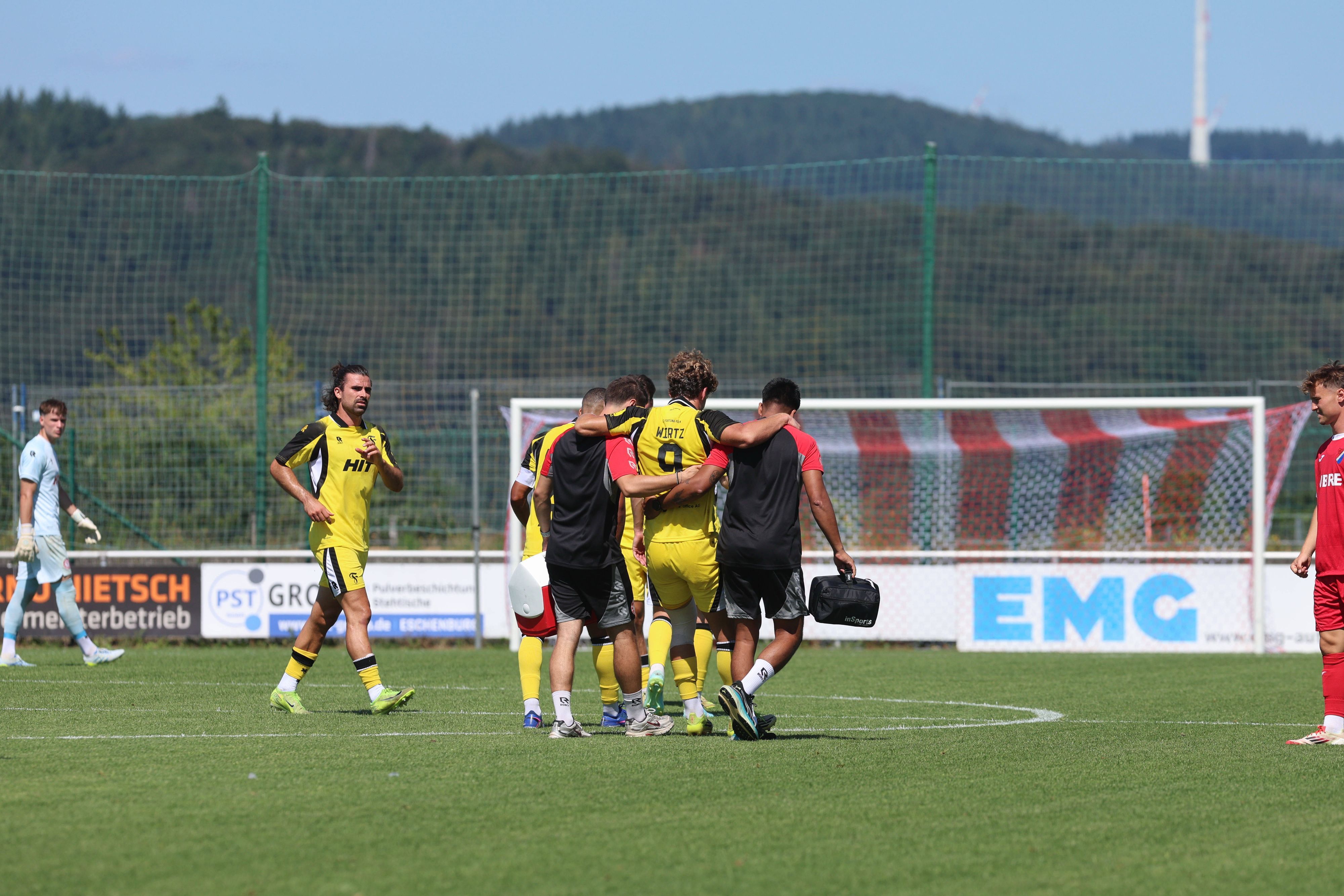 Fortuna Kölns Angreifer Enzo Wirtz wird gestützt von den Betreuern vom Feld getragen. Die Ausfallzeit ist noch unklar.
