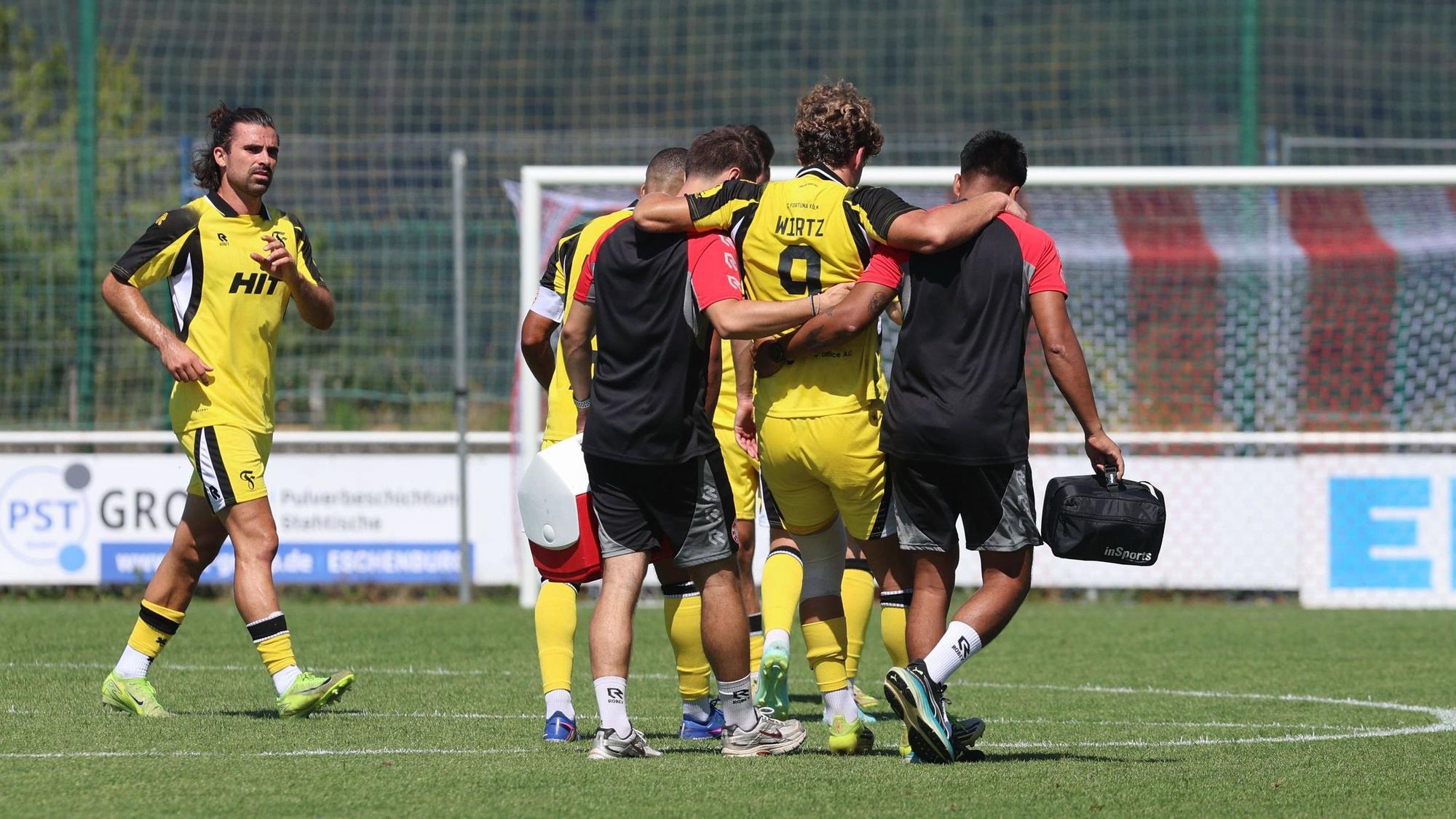 Fortuna Kölns Angreifer Enzo Wirtz wird gestützt von den Betreuern vom Feld getragen. Die Ausfallzeit ist noch unklar.