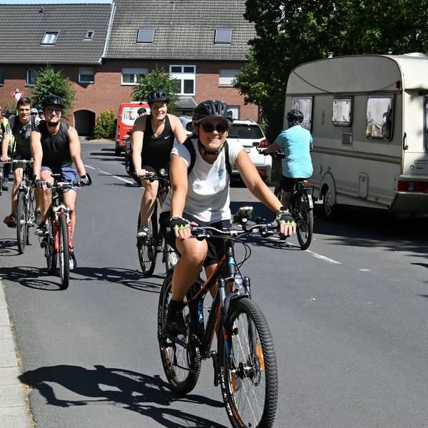 Das Bild zeigt einige Teilnehmer der Burgenfahrt.
