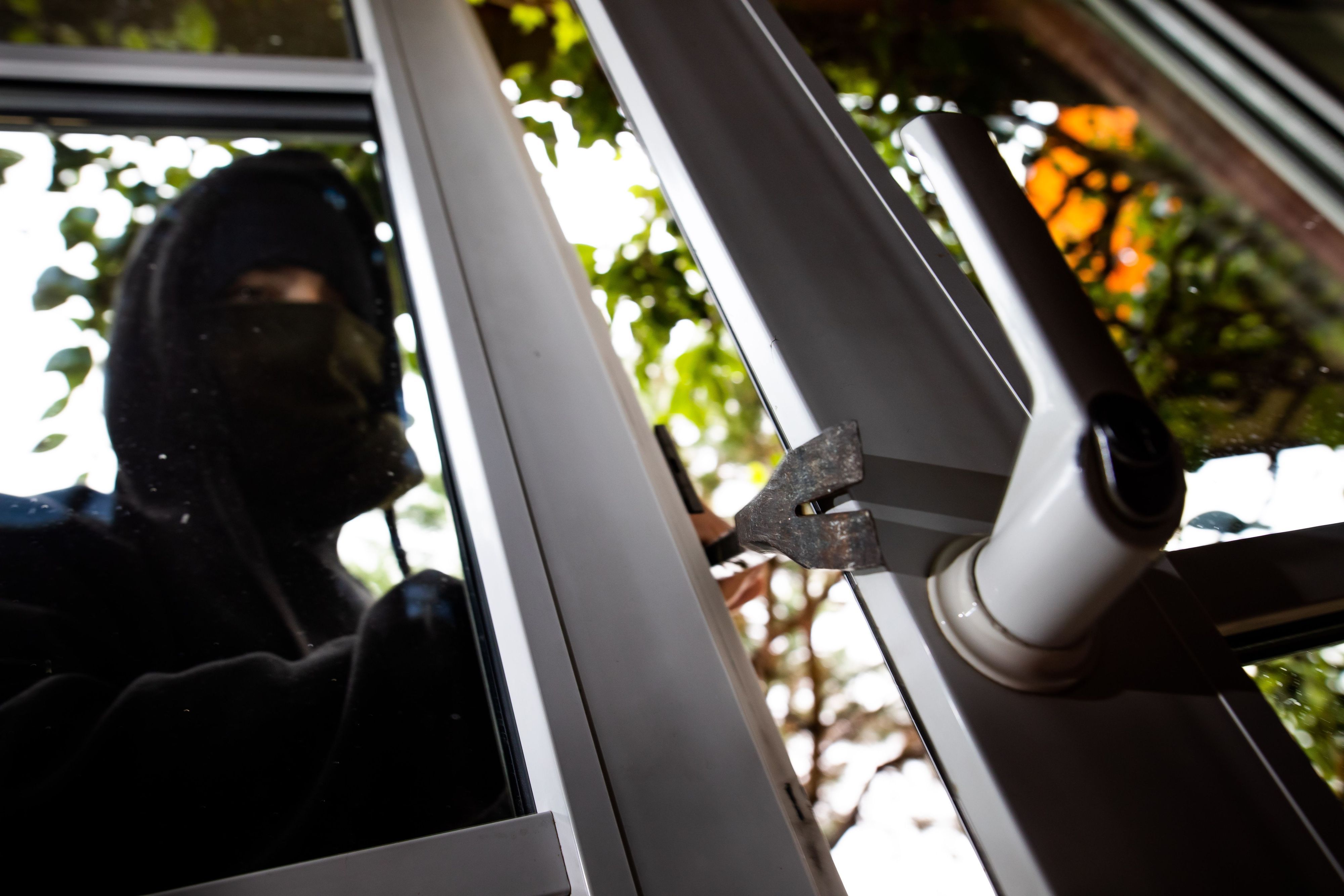 In Burscheid wurden Einbrecher überrascht, in Overath scheiterte ein Einbruchsversuch.