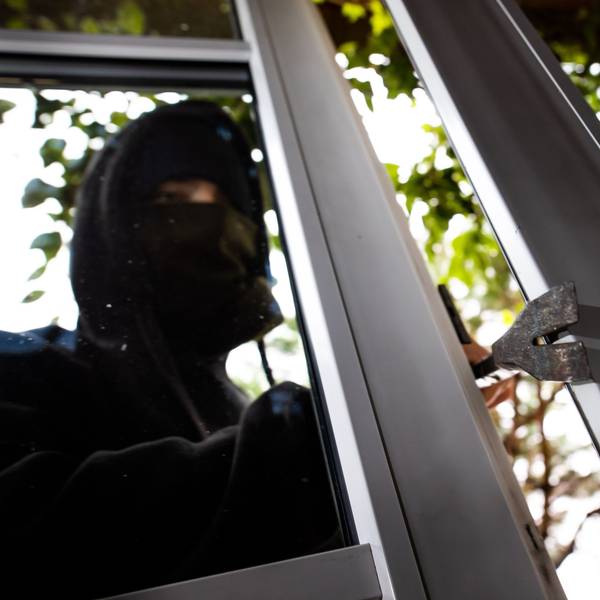 In Burscheid wurden Einbrecher überrascht, in Overath scheiterte ein Einbruchsversuch.
