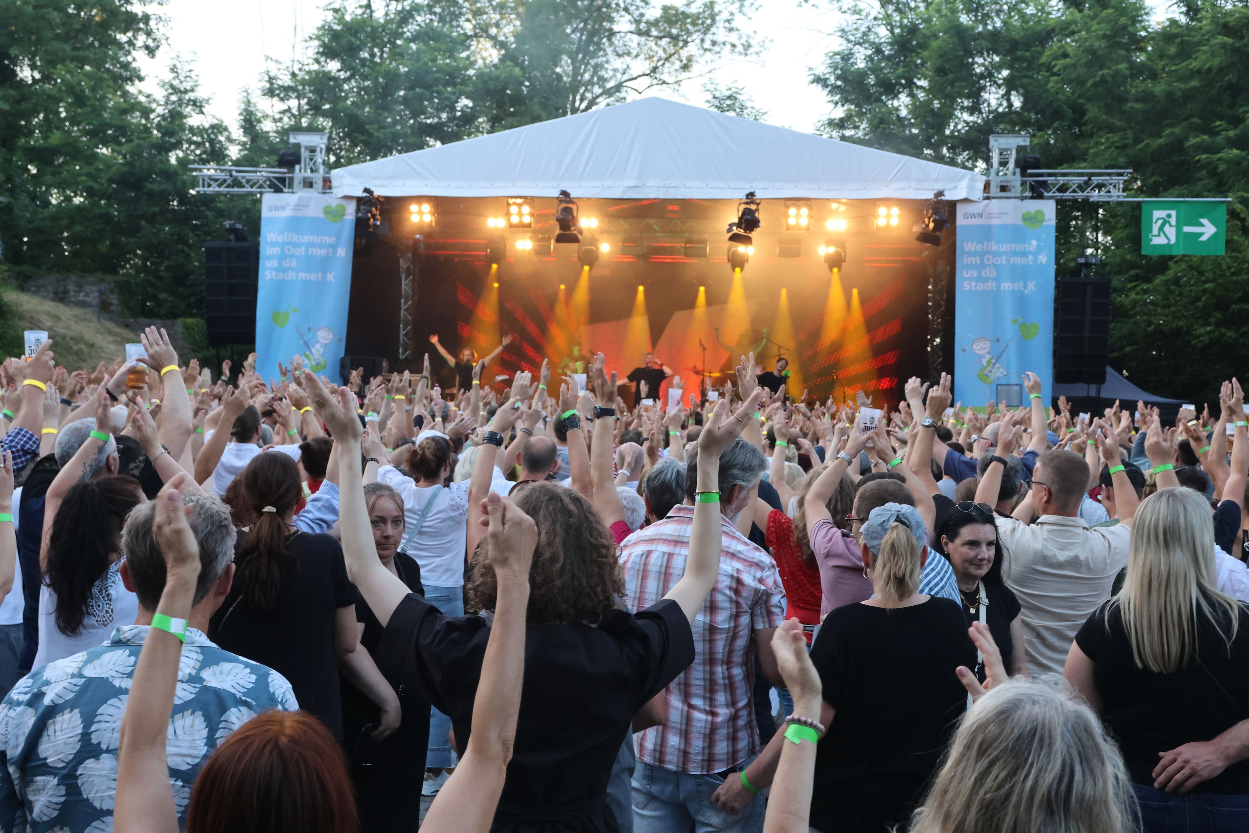 Beim Konzert der kölschen Band Kasalla ging auf Schloss Homburg in Nümbrecht richtig die Post ab.