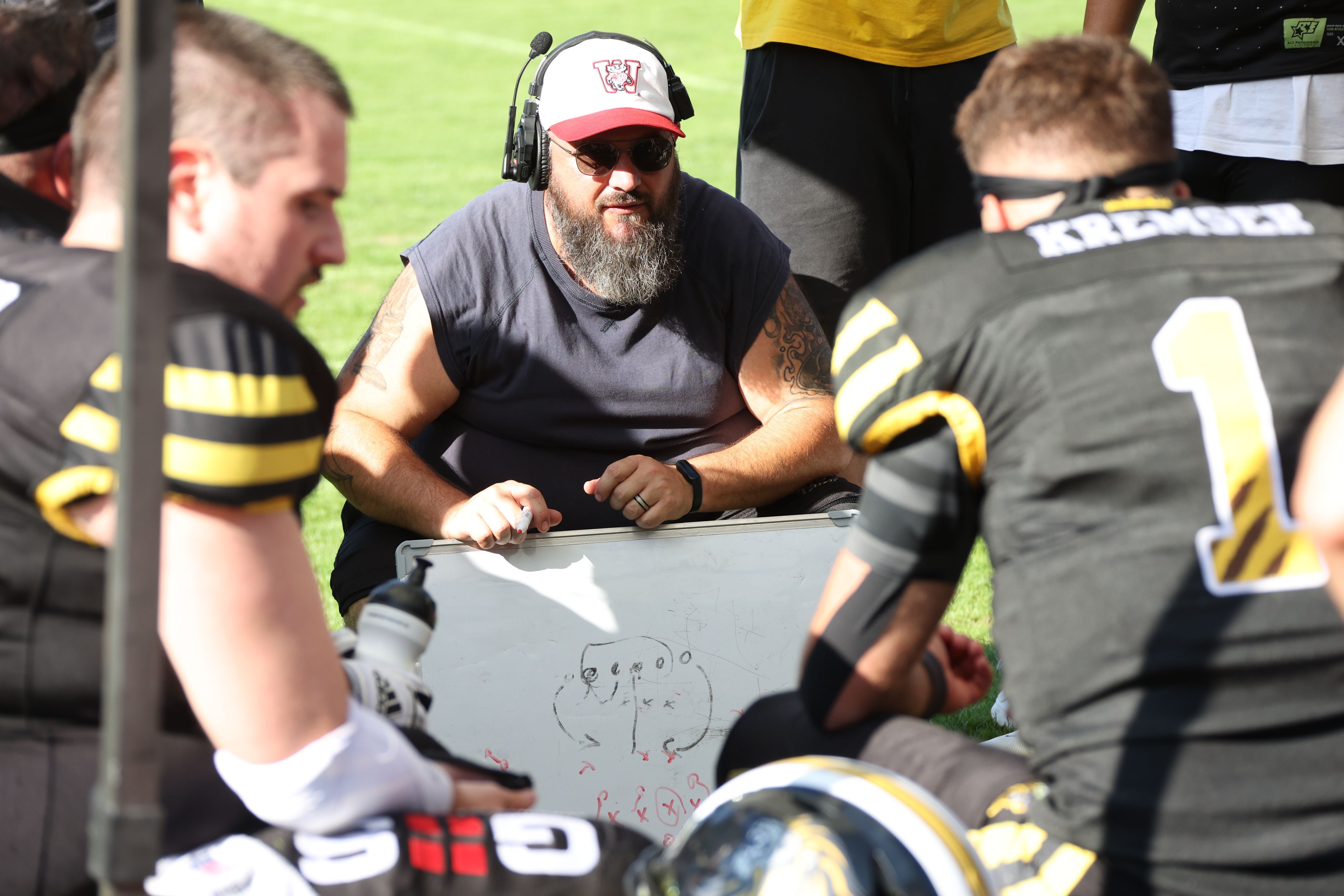 Johannes Jungmann gibt Quarterback Kremser per Taktiktafel Anweisungen.