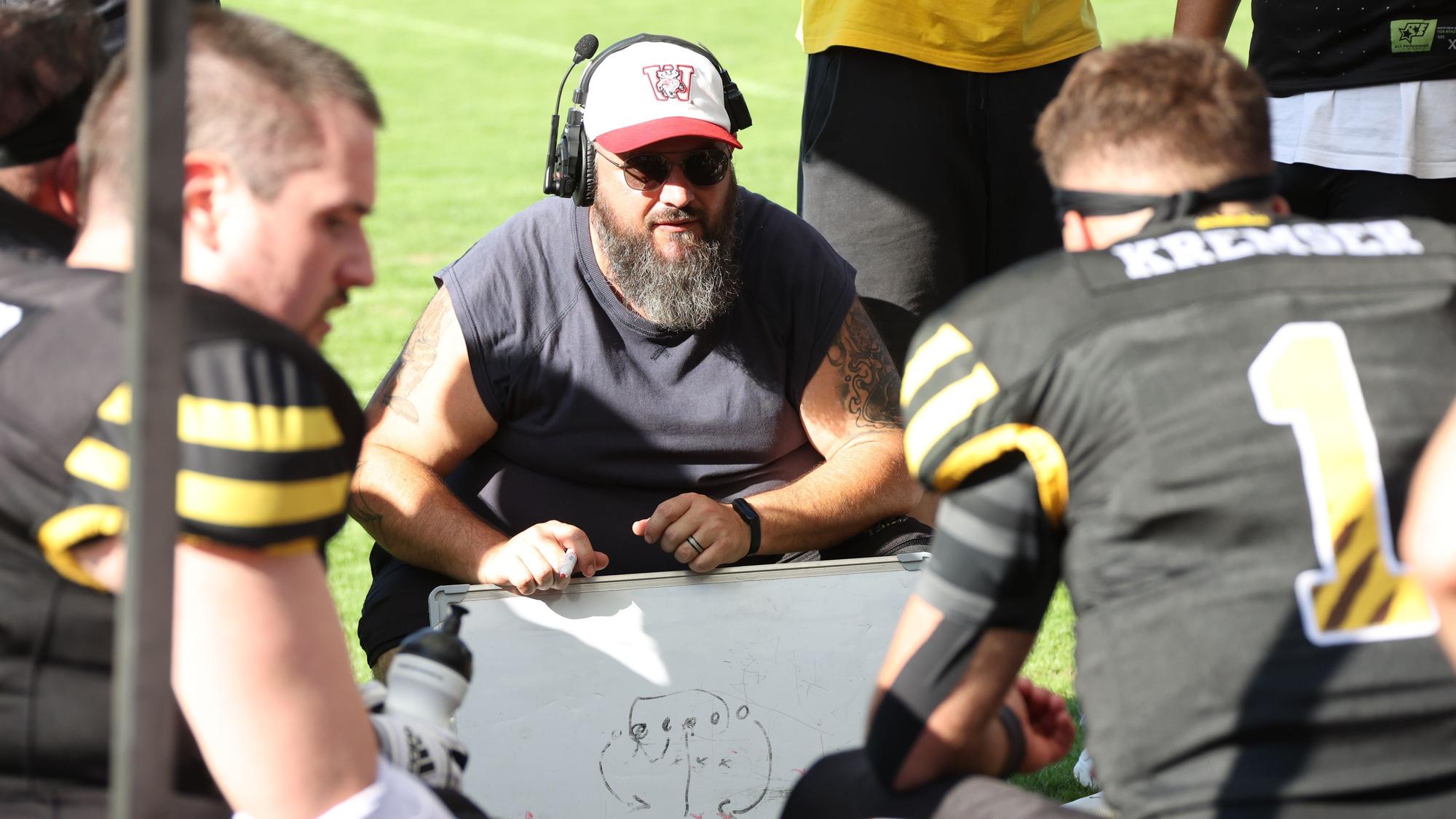 Johannes Jungmann gibt Quarterback Kremser per Taktiktafel Anweisungen.