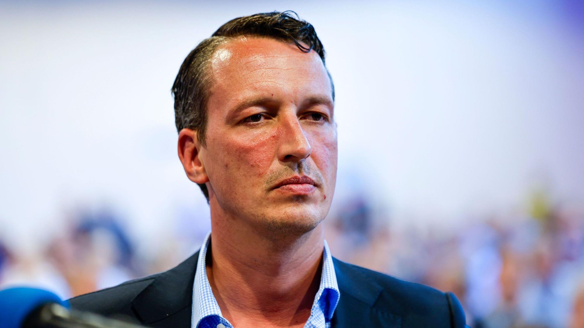 Marl: Der Bundestagsabgeordnete Matthias Helferich (AfD) steht im Versammlungssaal.