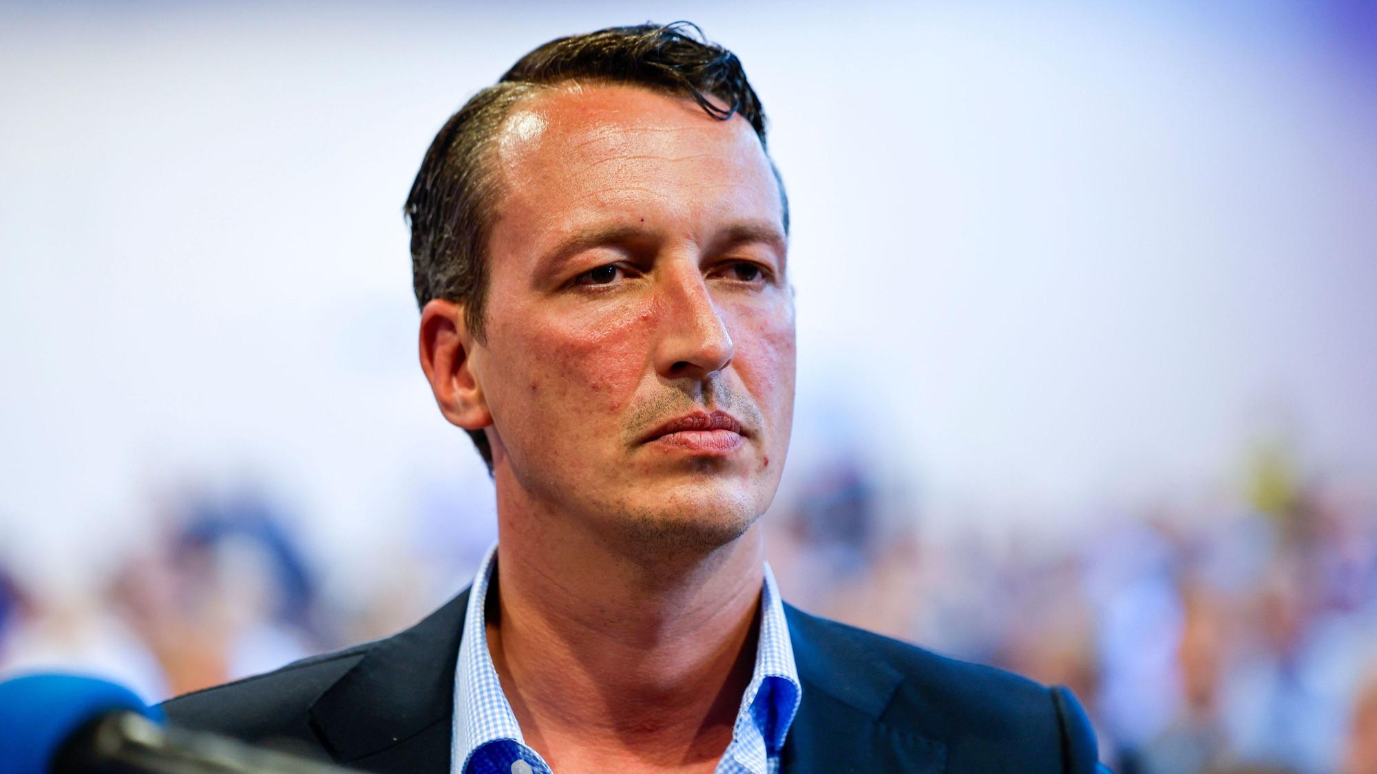 Der Bundestagsabgeordnete Matthias Helferich (AfD) steht im Versammlungssaal.