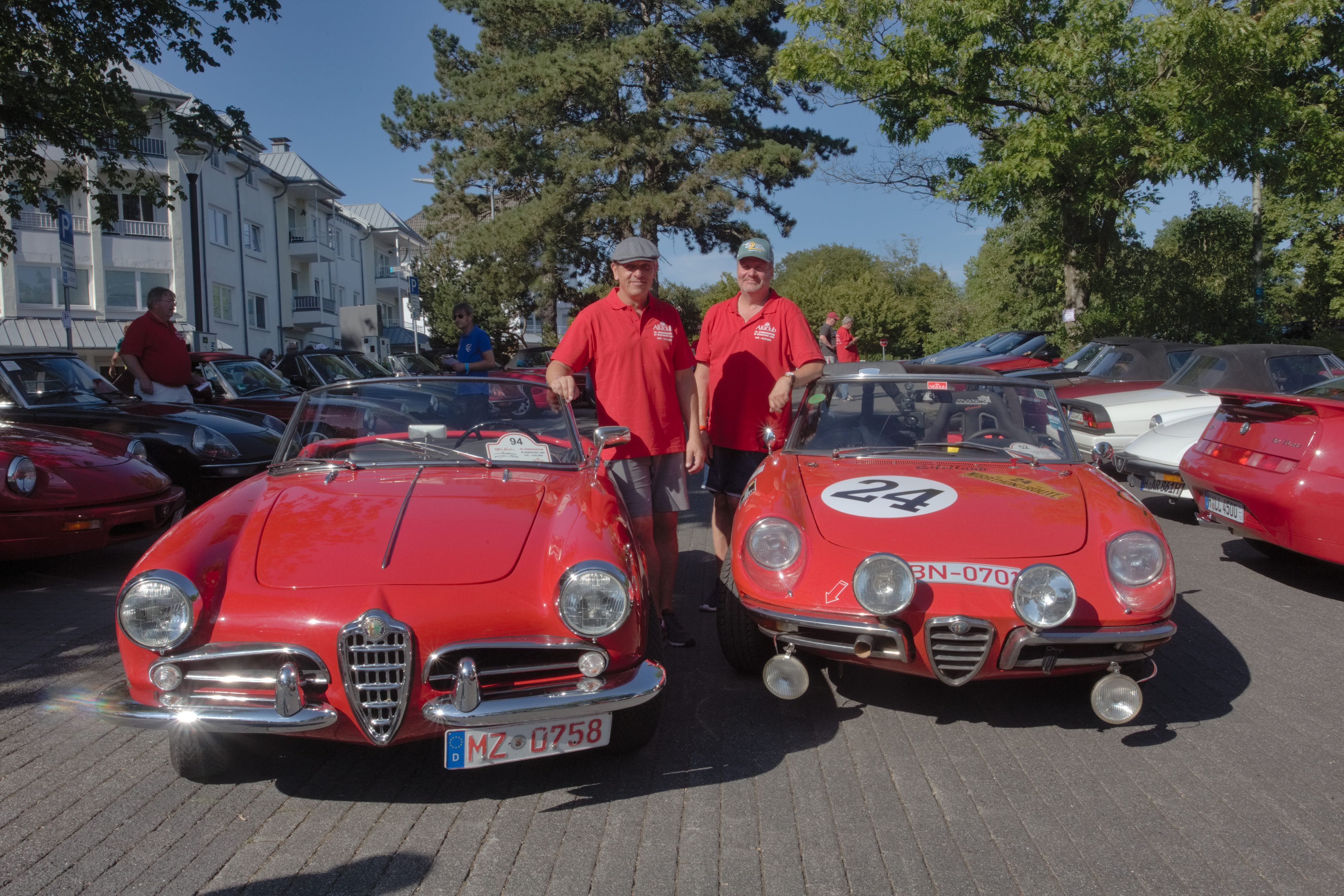 Spider-Modelle mit besonderer Geschichte haben Mathias Landau aus Heidesheim (links) und Nicolai Schumacher aus Bonn mit nach Nümbrecht gebracht zum bundesweit größten Treffen dieser Alfa-Modelle.