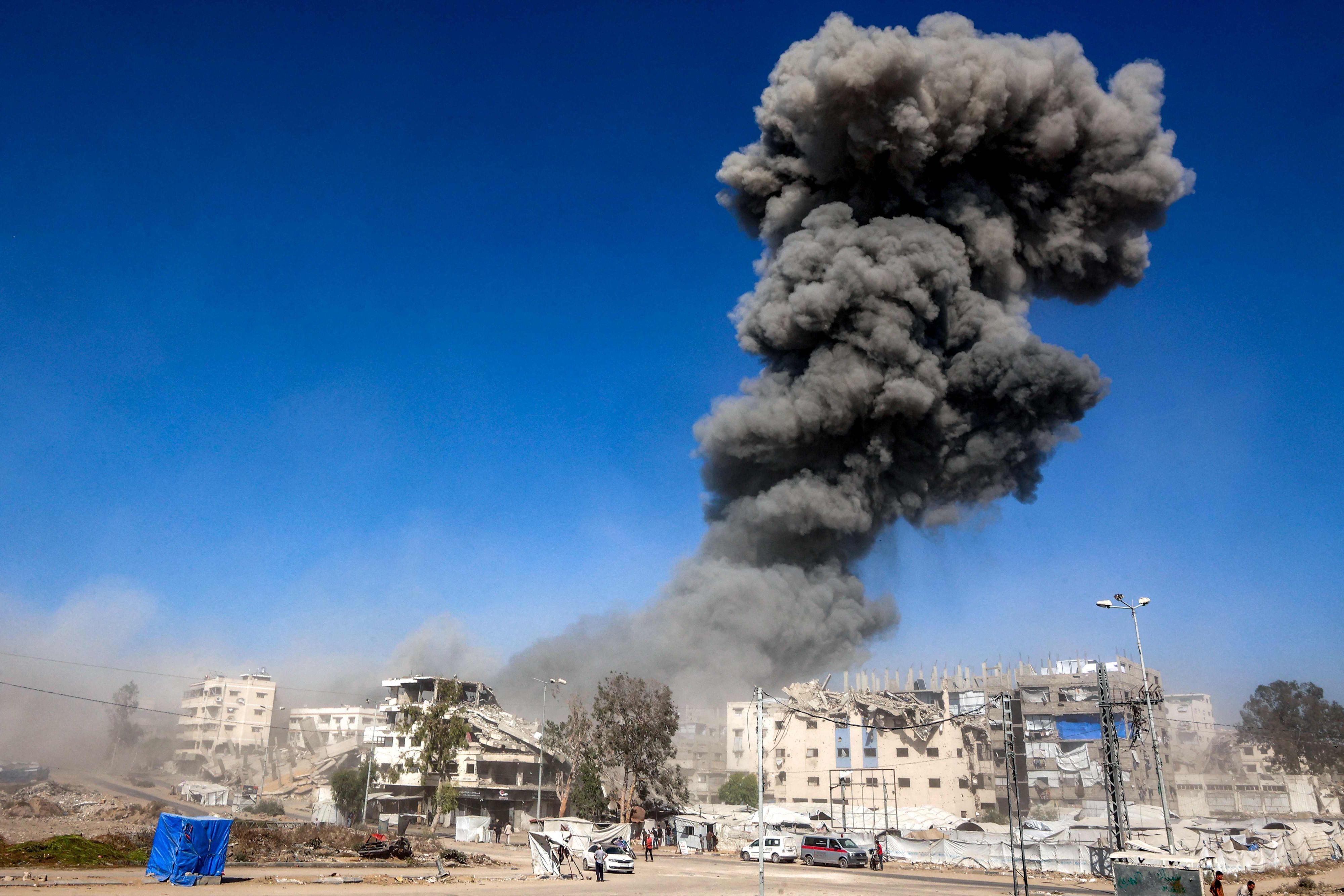 Rauch steigt nach einem israelischen Angriff auf ein Industriegebiet in der Stadt Gaza auf.