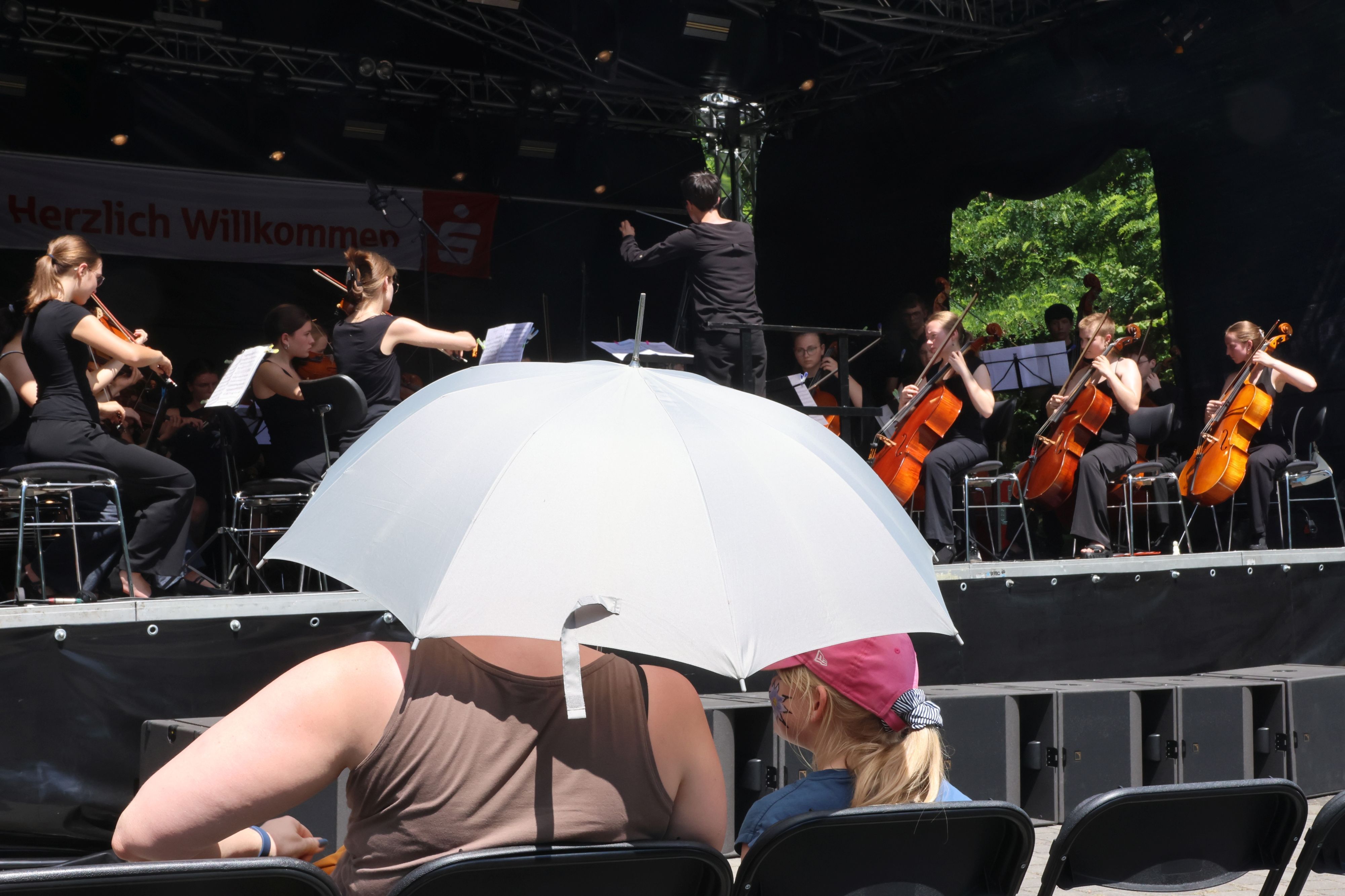 Am Samstag brauchten die Zuhörerinen und Zuhörer auf Schloss Homburg in Nümbrecht Sonnenschutz, als das Bonner Jugendsinfonieorchester auftrat.