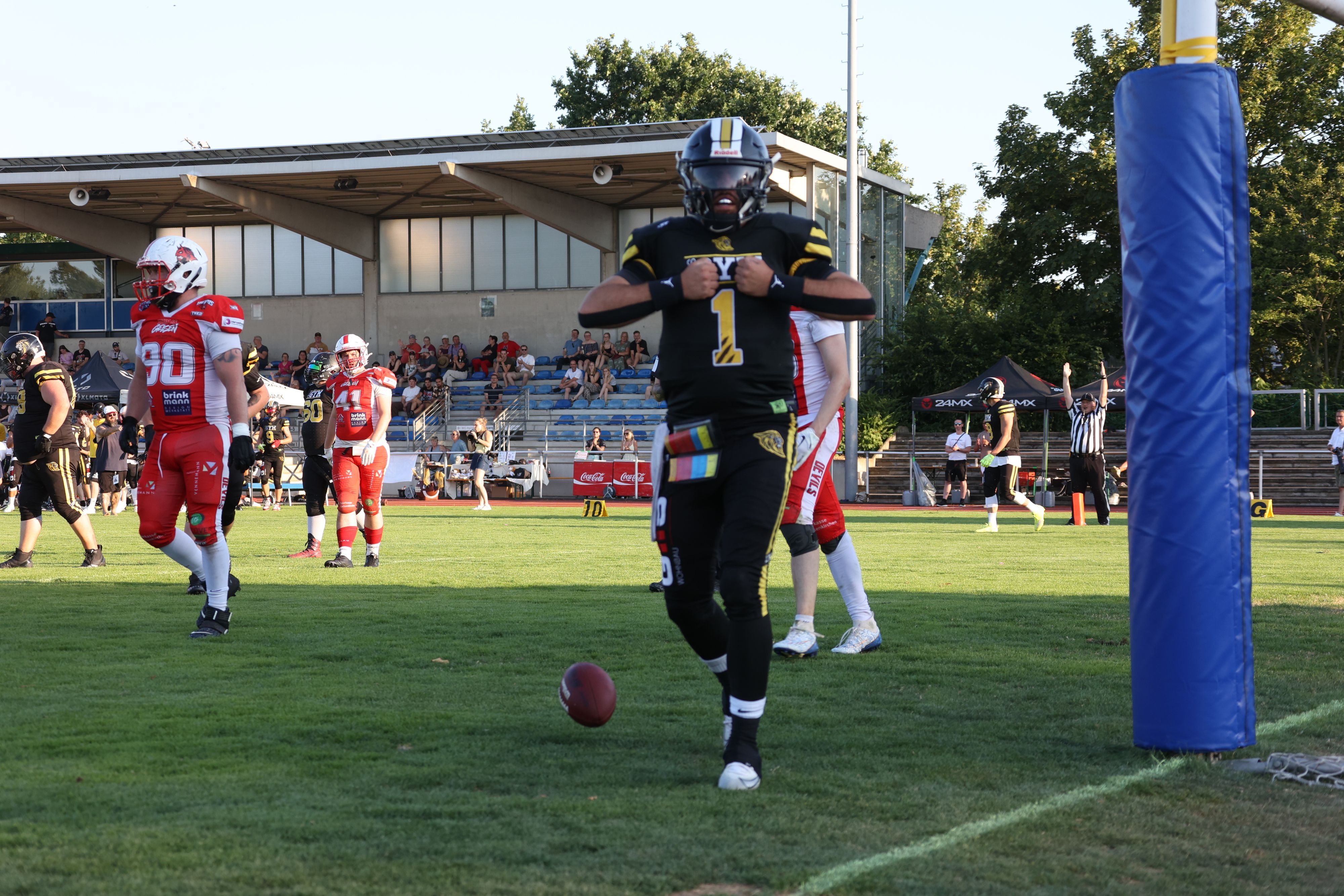 Nach einem Touchdown schlägt sich Phillip Kremser die Fäuste auf die Brust.