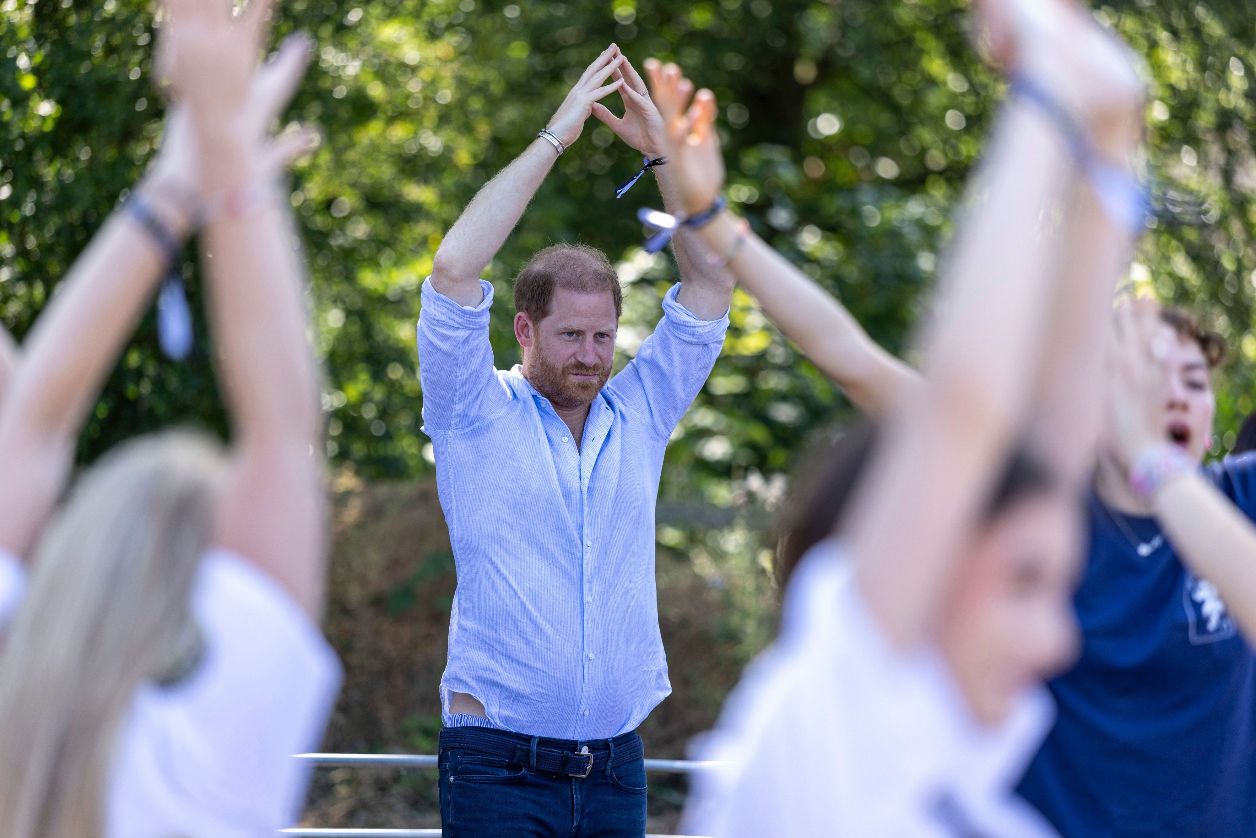 Prinz Harry, Herzog von Sussex, globaler Botschafter von «Scotty’s Little Soldiers», nimmt während eines Besuchs beim «Scotty’s Summer Festival» im Maxstoke Castle in Warwickshire am Ziegen-Yoga teil.