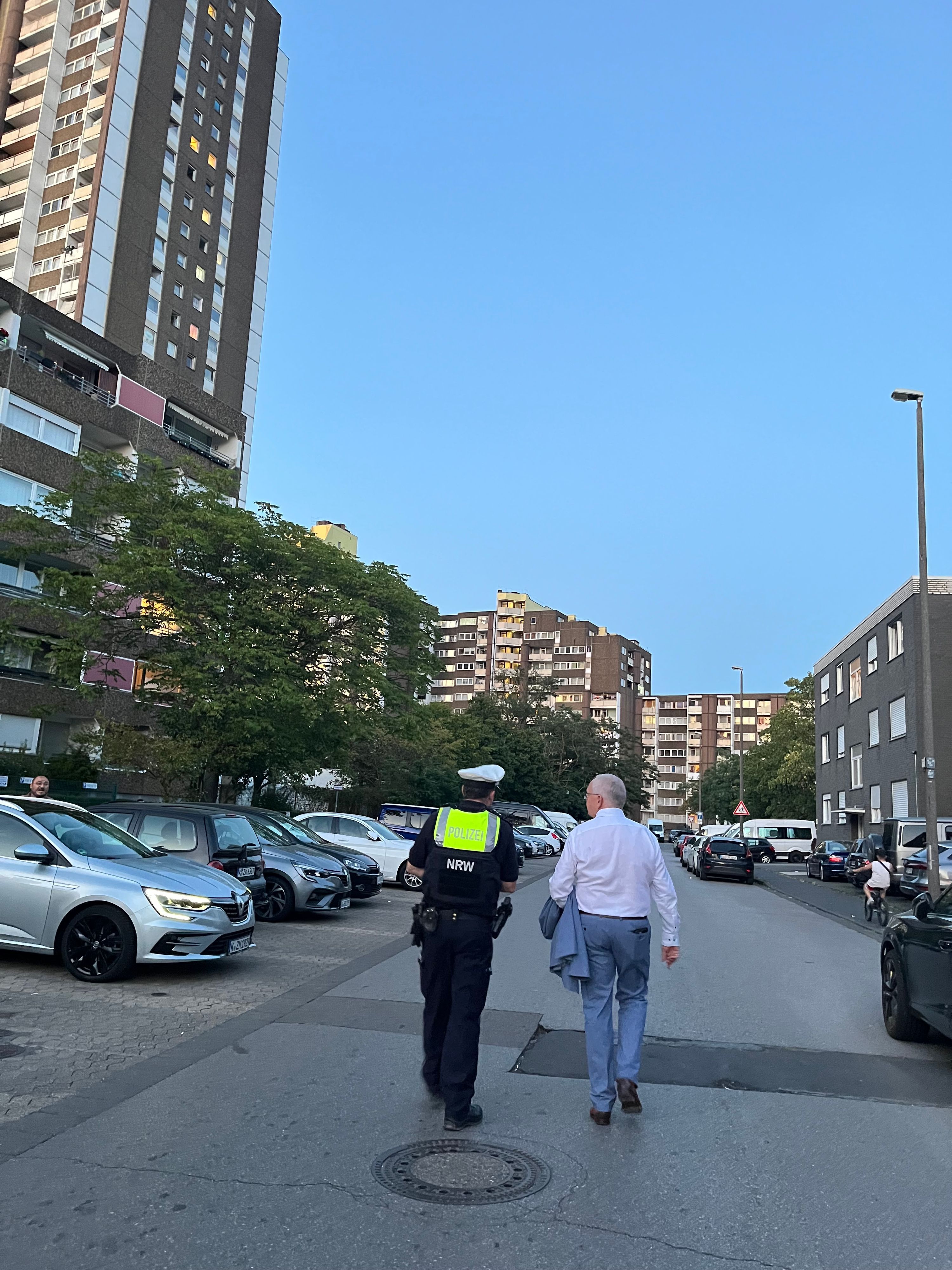 Polizeipräsident Johannes Herrmanns und Bezirkssdienstleiter Jan Hahne beim Rundgang am Kölnberg