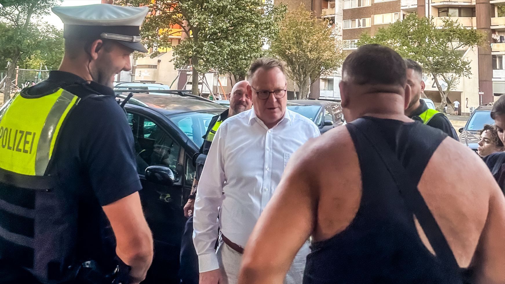 Kölns OB Torsten Burmester sprach in Meschenich mit vielen Anwohnern vom Kölnberg. Er kündigte an, in dem Stadtteil nicht sparen zu wollen.