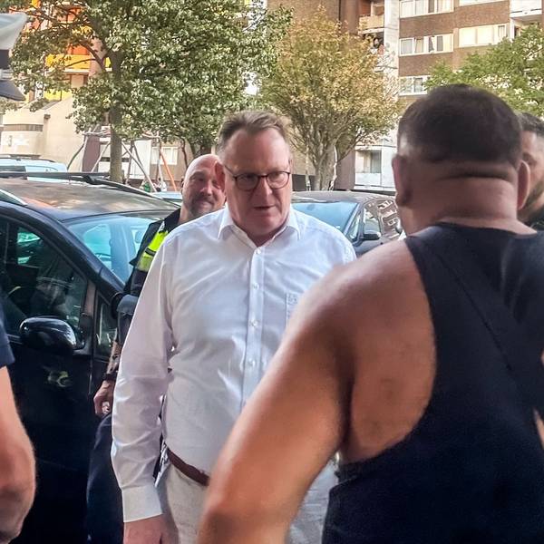 Kölns OB Torsten Burmester sprach in Meschenich mit vielen Anwohnern vom Kölnberg. Er kündigte an, in dem Stadtteil nicht sparen zu wollen.