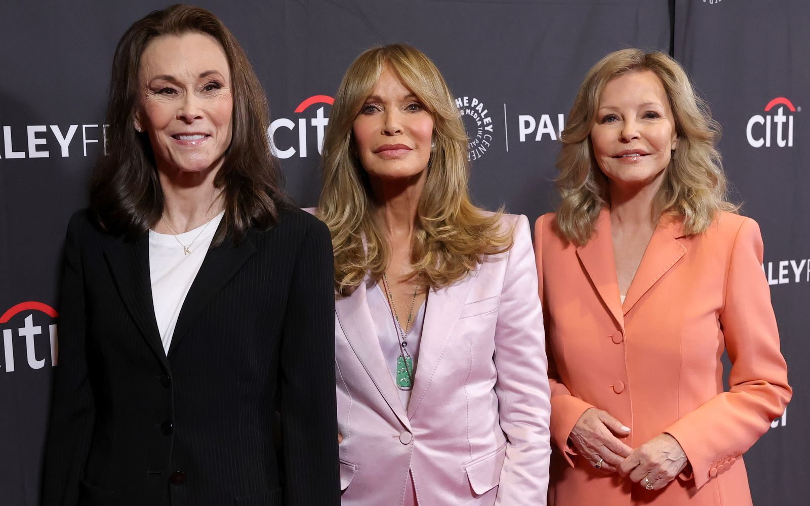 Zum 50-jährigen Jubiläum der Serie feierten die „Drei Engel für Charlie“ im April 2026 ein Wiedersehen: (von links) Kate Jackson, Jaclyn Smith und Cheryl Ladd. (Bild: Kevin Winter/Getty Images)