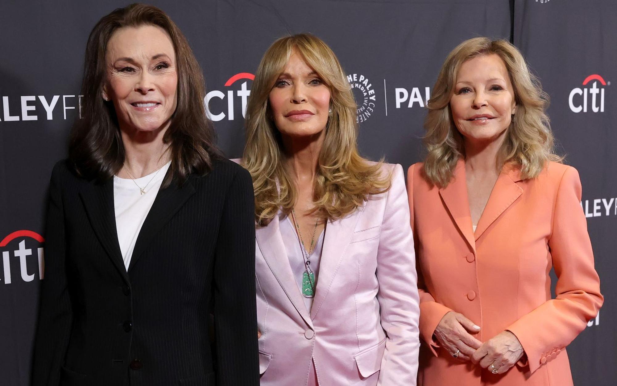 Zum 50-jährigen Jubiläum der Serie feierten die „Drei Engel für Charlie“ im April 2026 ein Wiedersehen: (von links) Kate Jackson, Jaclyn Smith und Cheryl Ladd. (Bild: Kevin Winter/Getty Images)