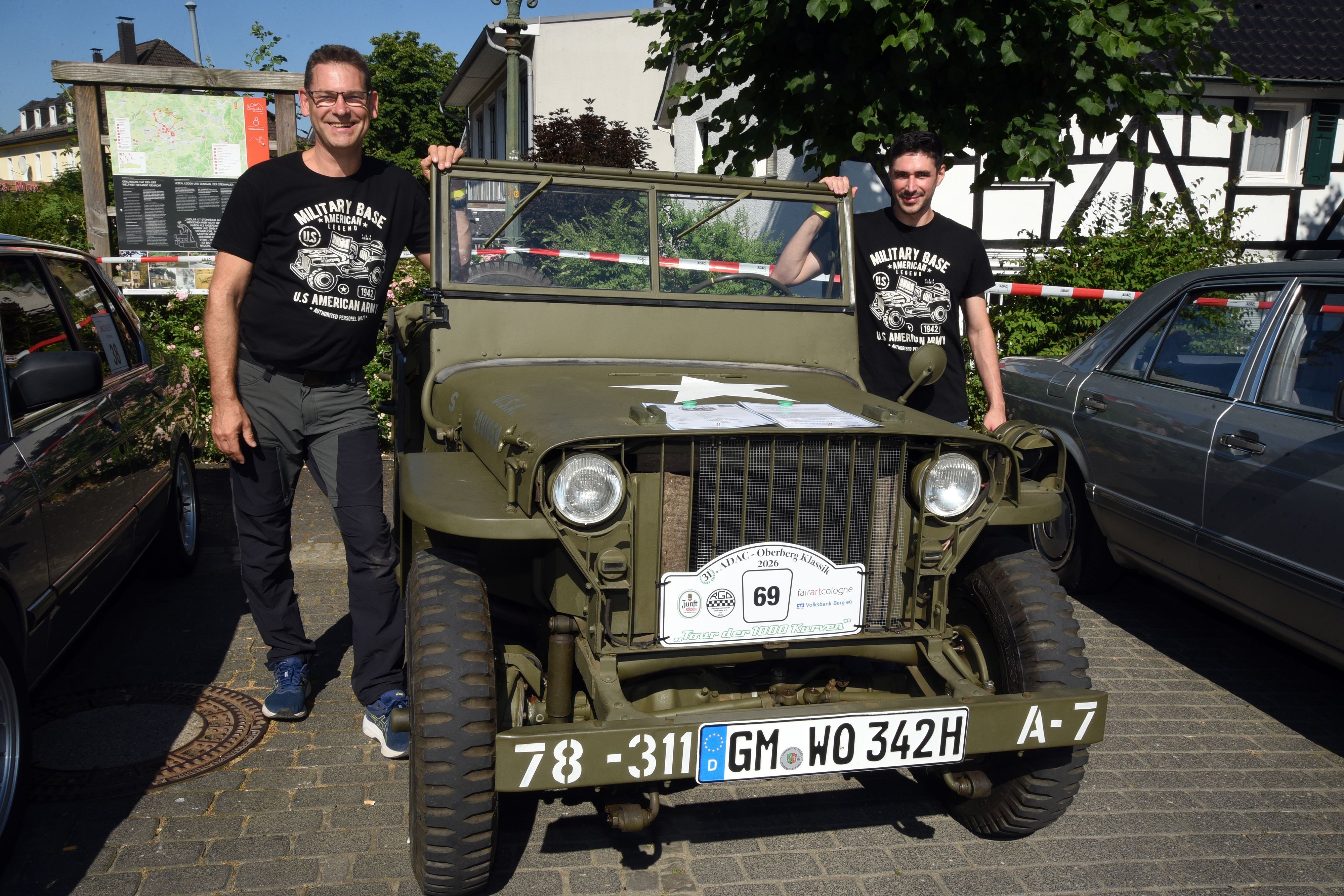 Foto von zwei Männern und einem ehemaligen Jeep der US-Armee