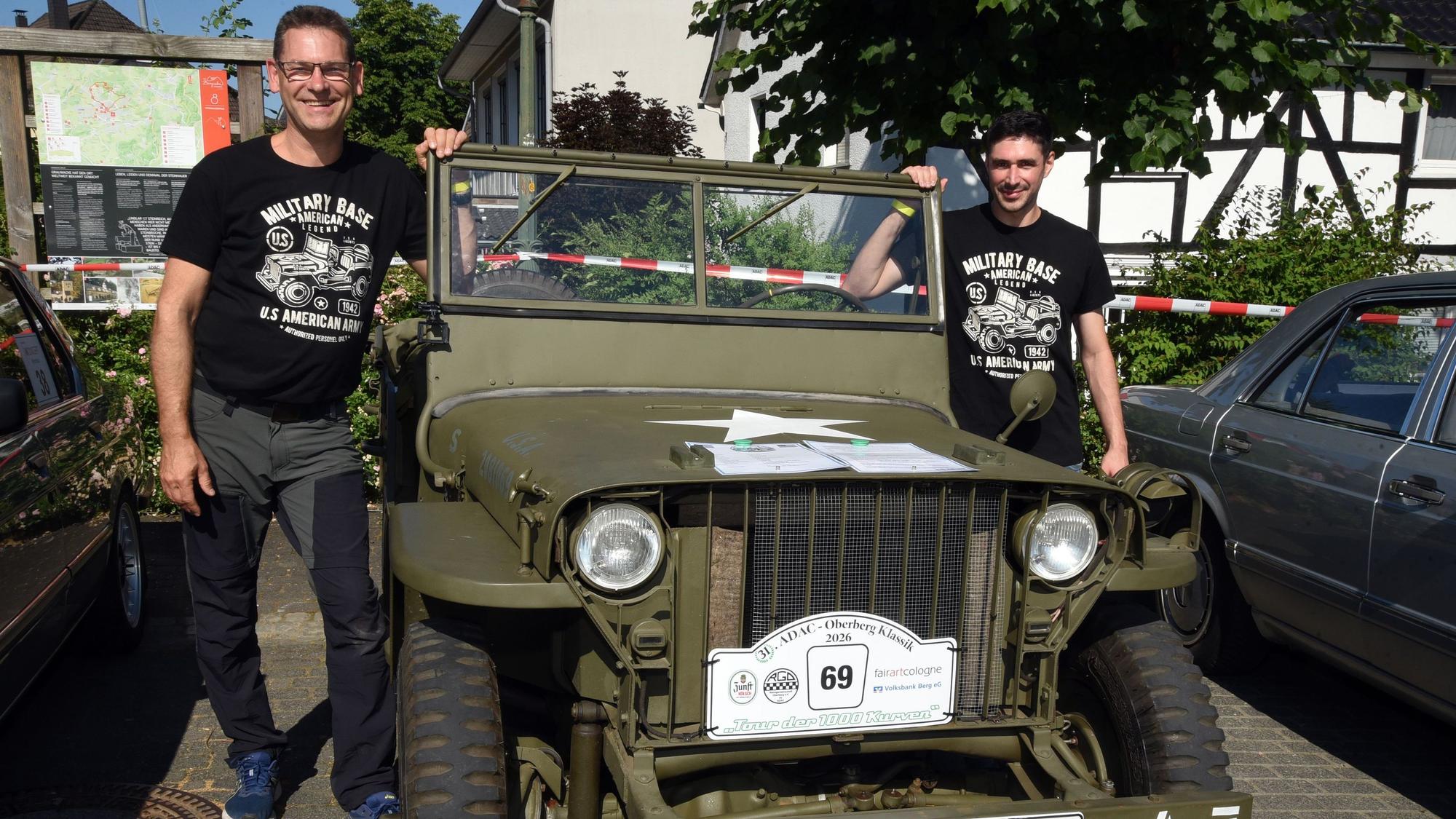 Foto von zwei Männern und einem ehemaligen Jeep der US-Armee