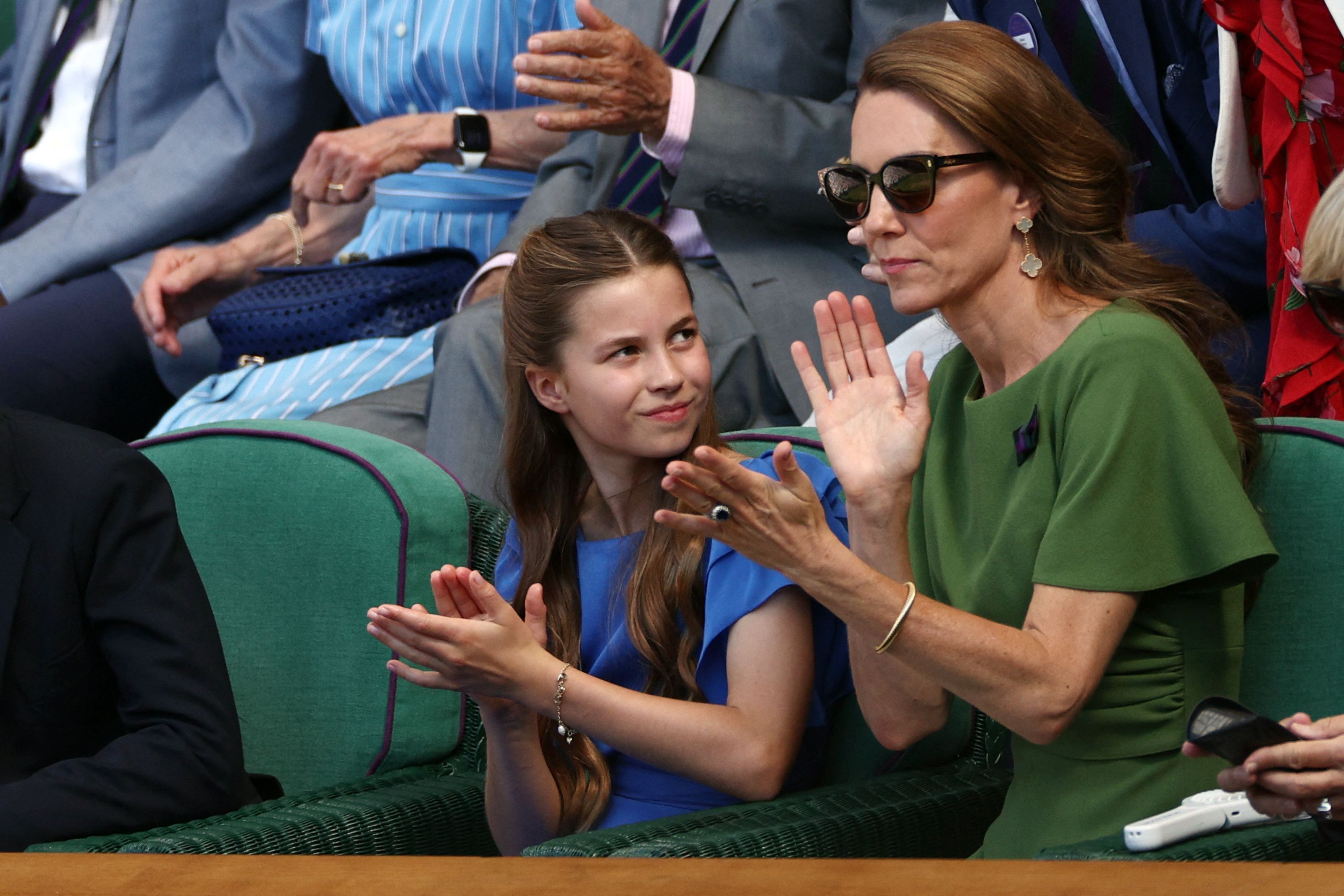 Prinzessin Charlotte und Prinzessin Kate klatschen beim Herren-Finale in Wimbledon.