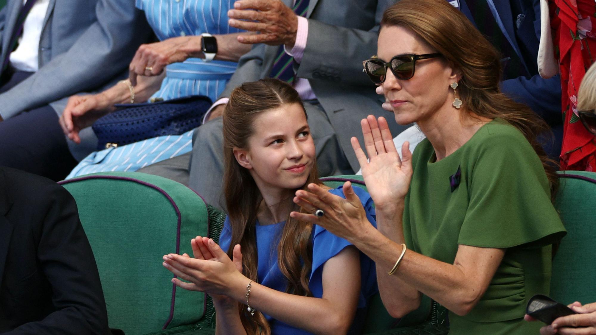 Prinzessin Charlotte und Prinzessin Kate klatschen beim Herren-Finale in Wimbledon.